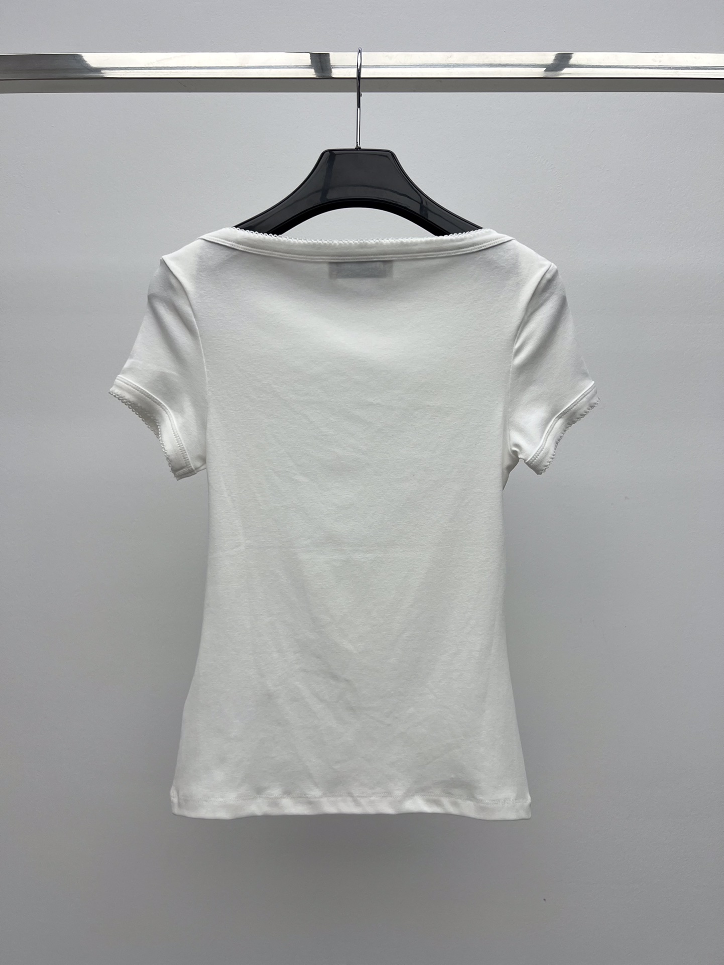 𝗠𝗜𝗨𝗠𝗜*小帆船修身T恤
Petit Bateau X Miu Miu合作款
从简单而纯真的童装设计中