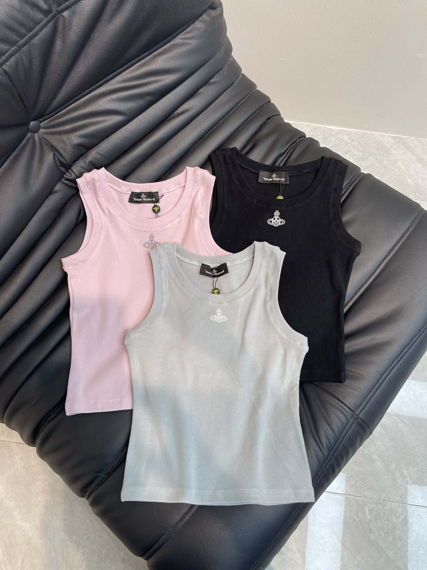 NO:322217,Vivi* Queen Mother Saturn embroidered vest top, versatile and versatile. Delicate and comfortable beauty, relaxed and slimming, versatile and practical, versatile black and white, can be sold as a versatile king of all year round, super elastic and comfortable, unrestrained, elastic ribbed fabric, worn alone in the midsummer, slimming, and the relaxed atmosphere of paper people comes uninvited. SML AA, alexander wang19860909Vivi*西太后土星刺绣背心上衣,万能百搭款.细腻舒适的美好,松弛显瘦一件百搭,实穿主义,万能黑白,可以卖一年四季的百搭之王,超大弹力舒适不束缚,舒弹罗纹面料,盛夏单穿,显瘦无敌,纸片人的松弛氛围感不请自来. 码数SML AA,,alexander wang,Women's clothing