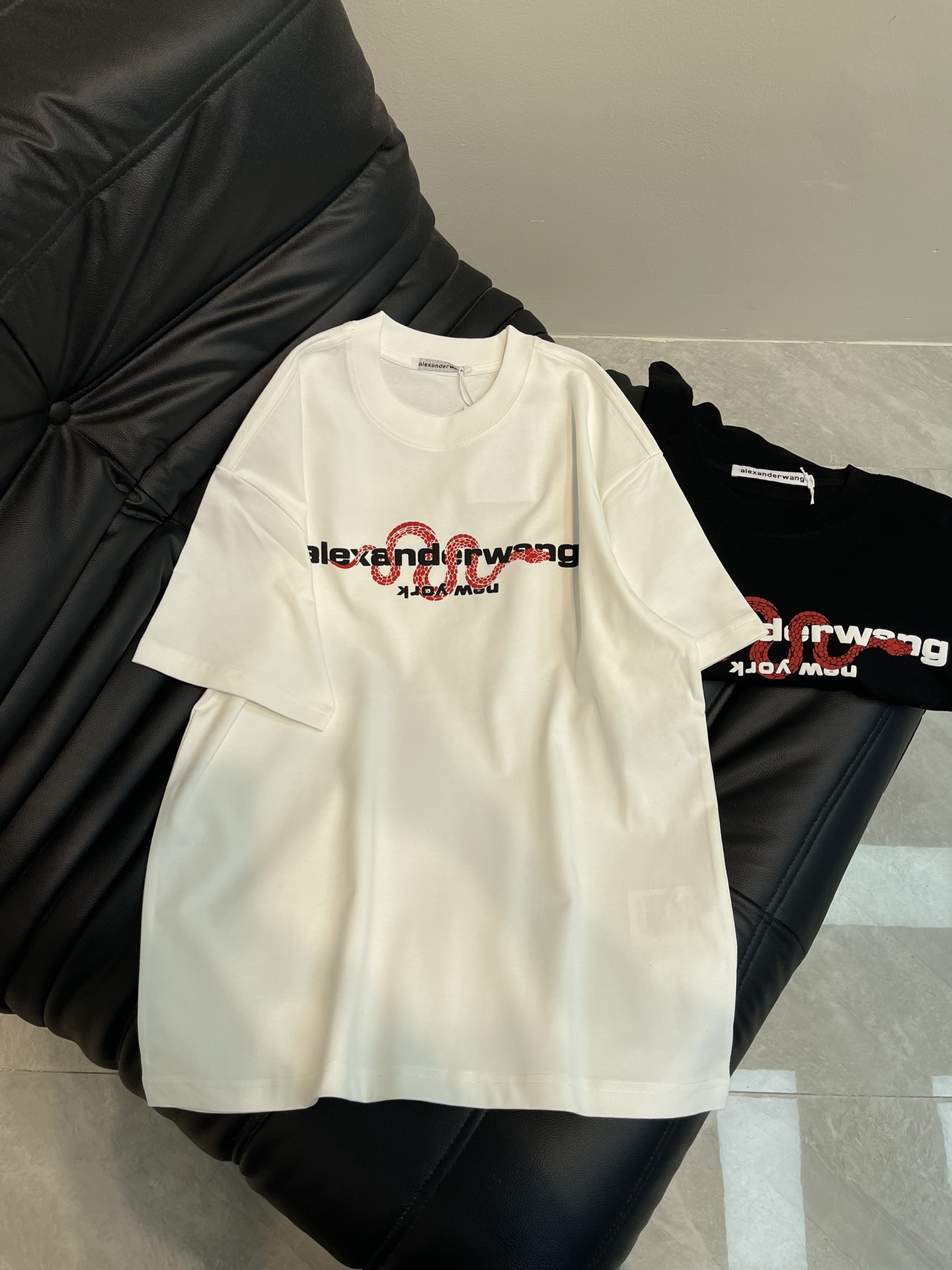 NO:322220,Alexander Wan* King's new spring and summer red snake wrapping letter short-sleeved T-shirt. All-cotton fabric, soft and skin-friendly and comfortable. This fabric is not only thick, but also has good breathability and comfortable wearing. Whether it is going out on the street or attending parties, it can be easily controlled. The same style for men and women!  S-XL AA, alexander wang,T-shirt,tees,t-shirt,alexander wang19860909Alexander Wan*大王25春夏新款红蛇缠绕字母短袖T恤.全棉面料,面料柔软,亲肤舒适.这种面料不仅厚实,而且透气性好,穿着舒适.无论是日常出街还是参加派对,都能轻松驾驭.男女同款！S-XL AA,,alexander wang,T-shirt,tees，t-shirt,alexander wang,Women's clothing