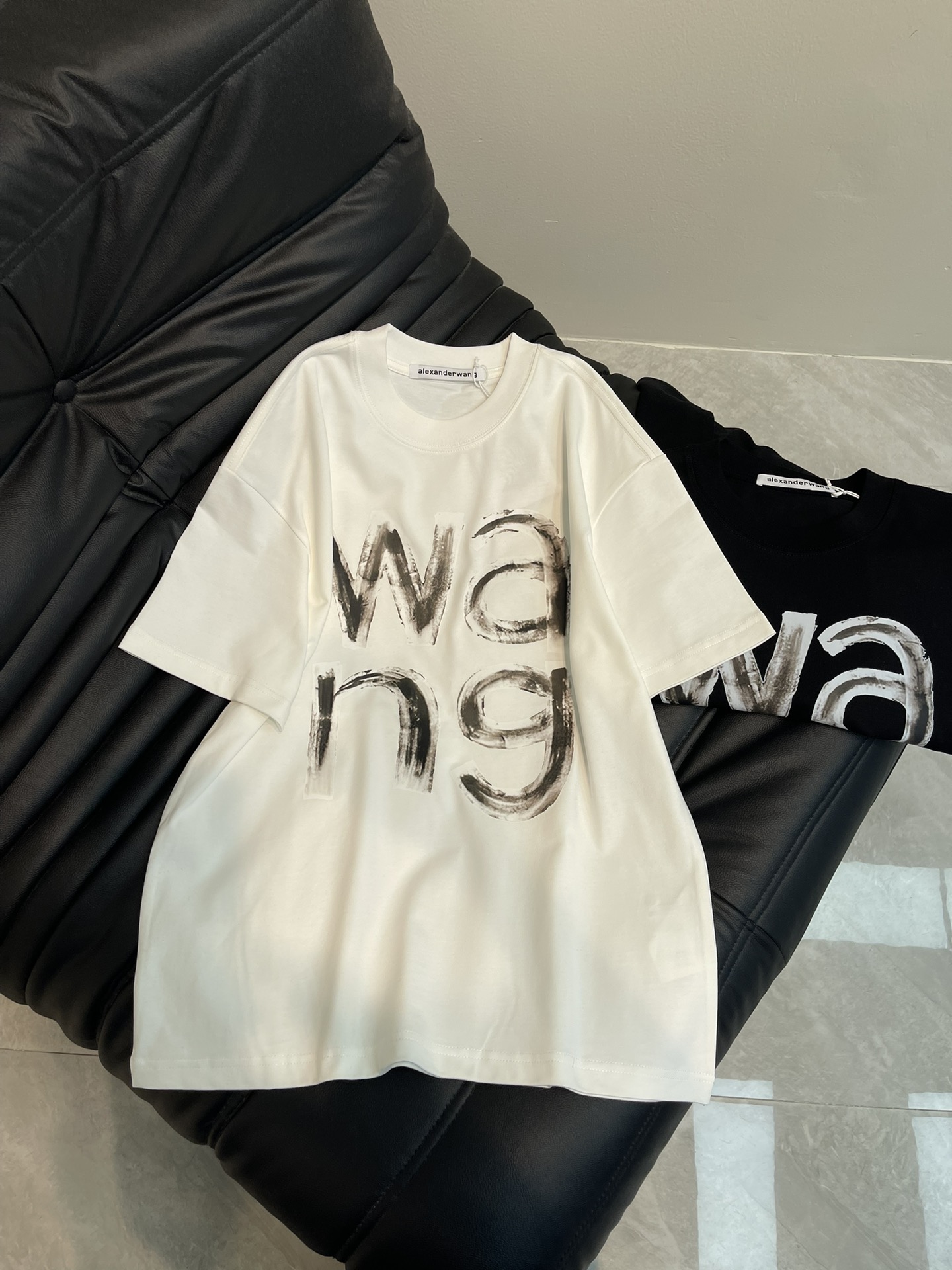 NO:322223,Alexander Wan* King's new spring and summer 25-summer chest letter printed short-sleeved T-shirt. All-cotton fabric, soft and skin-friendly and comfortable. This fabric is not only thick, but also breathable and comfortable to wear. Whether it is going out on the street or attending parties, it can be easily controlled. The same style for men and women!  S-XL AA2, alexander wang,T-shirt,tees,t-shirt,alexander wang19860909Alexander Wan*大王25春夏新款胸前字母印花短袖T恤.全棉面料,面料柔软,亲肤舒适.这种面料不仅厚实,而且透气性好,穿着舒适.无论是日常出街还是参加派对,都能轻松驾驭.男女同款！S-XL AA2,,alexander wang,T-shirt,tees，t-shirt,alexander wang,Women's clothing