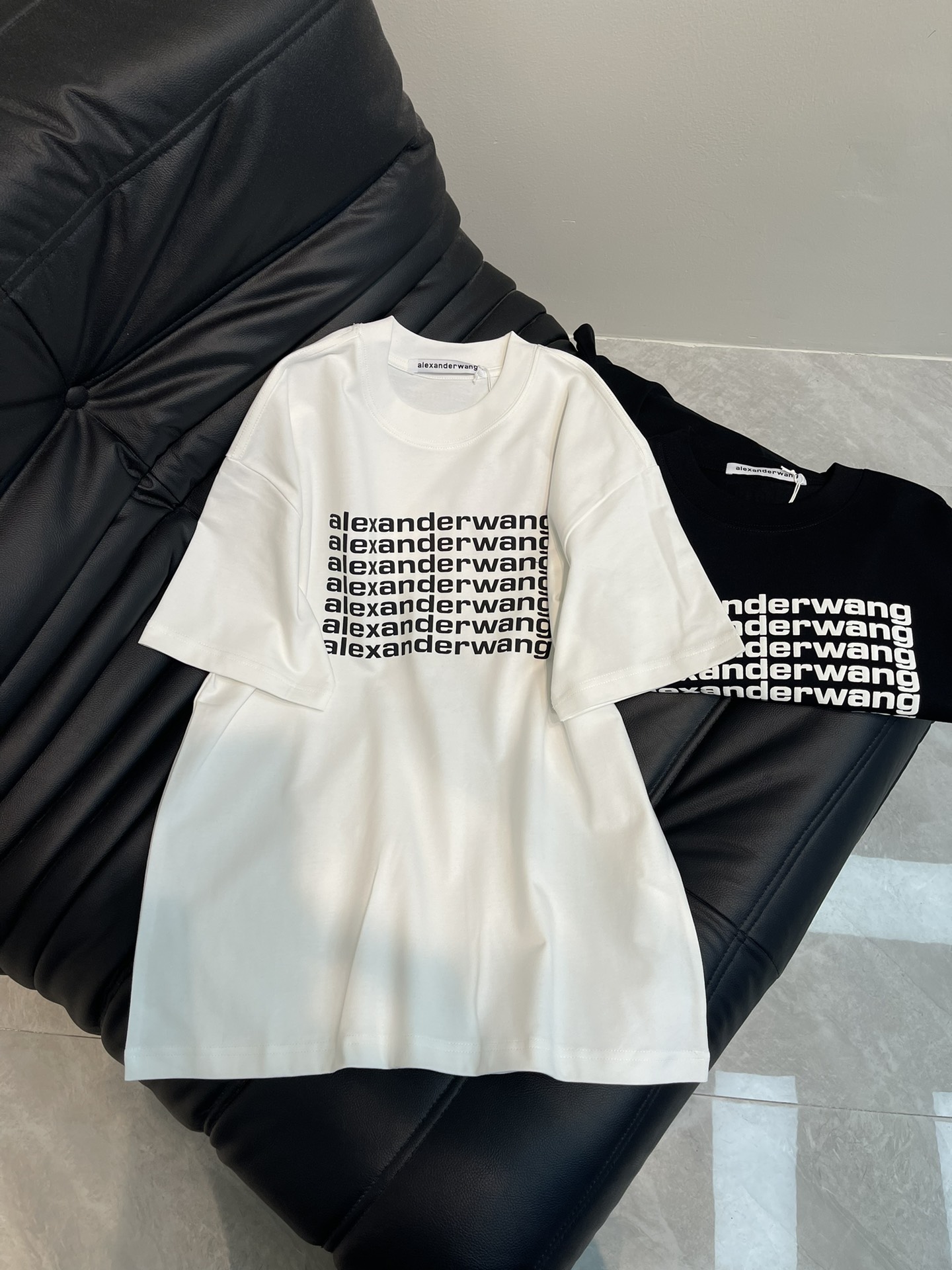 NO:322226,Alexander Wan* King's new spring and summer arrangement short-sleeved T-shirt. All cotton fabric, soft fabric, skin-friendly and comfortable. Contrasting letters, letters are arranged in an orderly manner to form a unique mahjong printing effect, both personalized and tasteless. Loose style, casual and comfortable, suitable for wearing in all occasions. A versatile style. S-XL A,,alexander wang,T-shirt,tees,t-shirt,alexander wang19860909Alexander Wan*大王25春夏新款排列字母短袖T恤.全棉面料,面料柔软,亲肤舒适.撞色字母,字母错落有致地排列,形成独特的麻将印花效果,既个性又不失品味.宽松版型,休闲自在,适合各种场合穿着 百搭款.S-XL A,,alexander wang,T-shirt,tees，t-shirt,alexander wang,Women's clothing