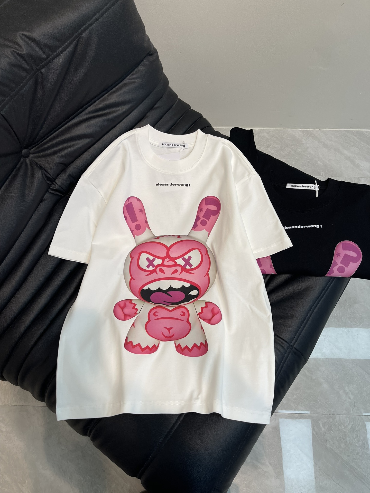 NO:322229,Alexander Wan* King's new spring and summer letter printing short-sleeved T-shirt. Pure cotton fabric, breathable and comfortable. Angry monster letter printing design, very sunny!  Fashionable and personal, super versatile!  Loose style, casual and comfortable, suitable for wearing in all occasions. versatile style. The same style as men and women!  S-XL AA23, alexander wang,T-shirt,tees,t-shirt,alexander wang19860909Alexander Wan*大王25春夏新款字母印花短袖T恤.纯棉面料,透气舒适.愤怒的怪兽字母印花设计,非常吸晴！时尚又个性,超级百搭的一款！宽松版型,休闲自在,适合各种场合穿着 百搭款.男女同款！S-XL AA23,,alexander wang,T-shirt,tees，t-shirt,alexander wang,Women's clothing