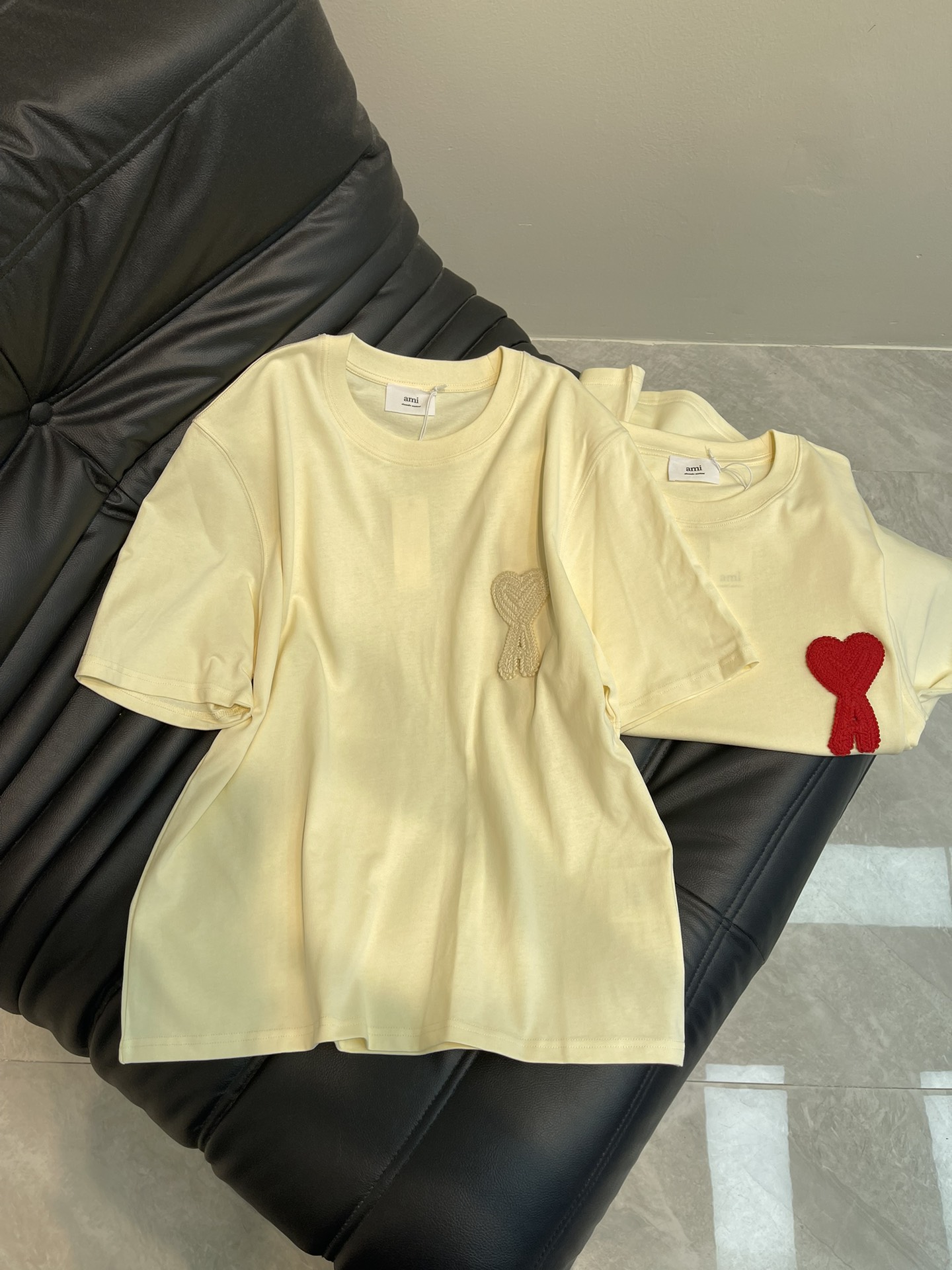 NO:322205,Ami*25 spring and summer new embroidered round neck short-sleeved T-shirt custom YB native cotton material breathable and comfortable, full texture Loose T-shirt cut highlights the brand style Made of gram-weight pure cotton, full of drape, presents a slim visual effect The chest is embroidered with the love A-shaped logo pattern. The three-dimensional furry texture adds a cute atmosphere, making the fashionable and high-end feel immediately. Create a personal style. Fashionable and relaxed. The inner wear is brilliant and fashionable. SML,,T-shirt,tees,t-shirt,alexander wang19860909Ami*25春夏新款绣花圆领短袖T恤 定制YB原生全棉材质 透气舒适 质感十足 宽松T恤裁剪 凸显品牌格调 采用克重纯棉制成 垂坠感十足 呈现显瘦视觉效果 胸前利用绣花工艺爱心A字徽标图案 立体毛茸茸质感更添可爱气息 让时尚高级感立刻显现 打造个性风格 时髦松弛 单穿内搭都出彩时髦 SML,,T-shirt,tees，t-shirt,alexander wang,Women's clothing