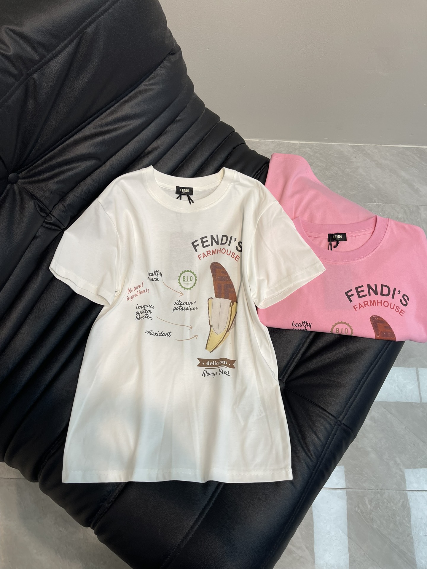 NO:322787,Fend*25 spring and summer new banana letter printed short-sleeved T-shirt. Imported pure cotton fabric, the classic style is versatile and not picky, and the upper body is very beautiful!  SML A, fendi, T-shirt,tees, t-shirt,alexander wang19860909Fend*25春夏新款香蕉字母印花短袖T恤.进口纯棉面料,经典版型百搭不挑人,上身非常漂亮！SML A,,fendi,T-shirt,tees，t-shirt,alexander wang,Women's clothing