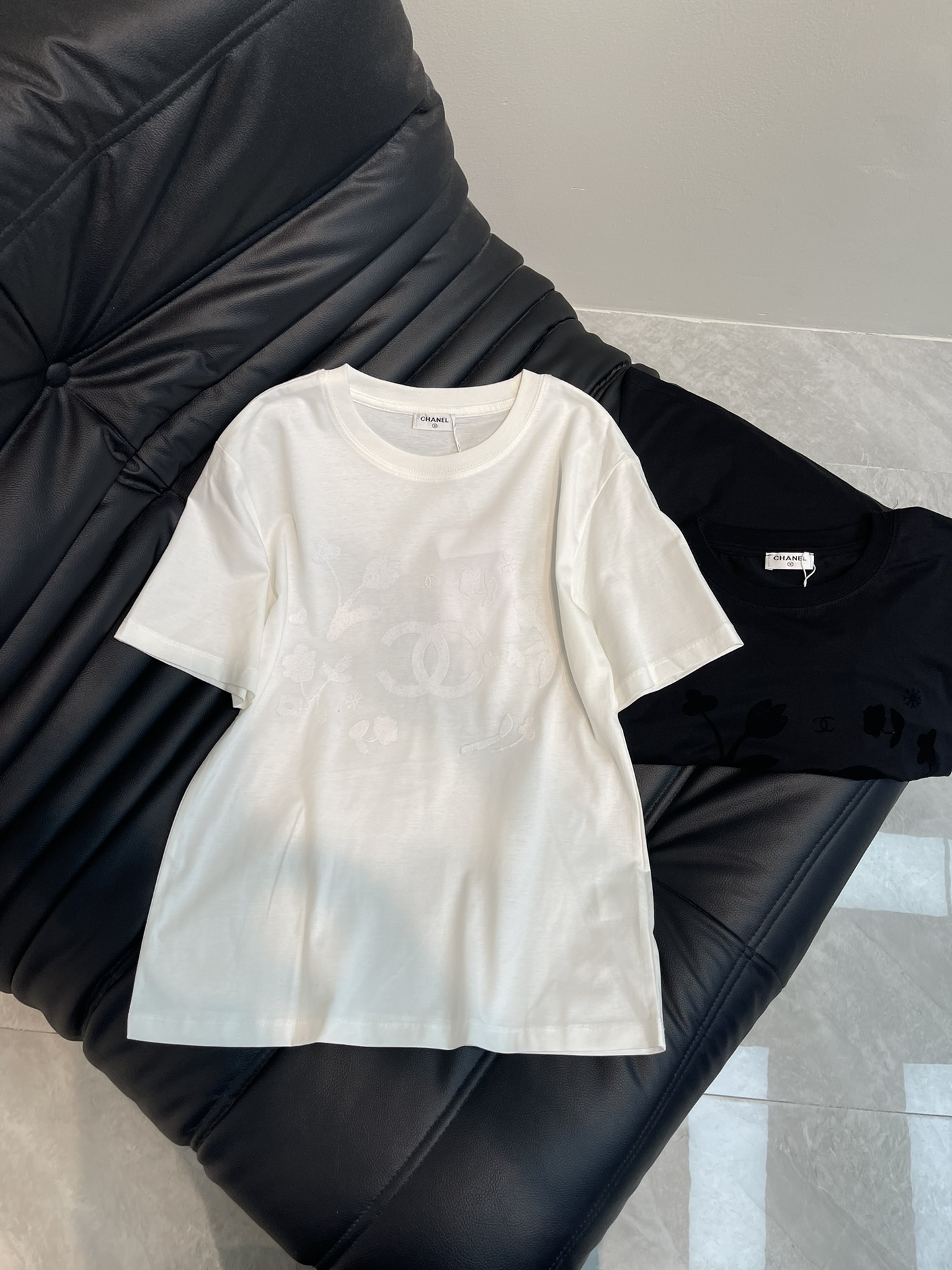 NO:322797,CHANE*25 spring and summer new flocking flower letter short-sleeved T-shirt, high-end imported mercerated cotton fabric, the classic style is versatile and not picky, and the upper body is very beautiful!  SML, chanel, T-shirt,tees, t-shirt,alexander wang19860909CHANE*25春夏新款植绒花朵字母短袖T恤,高级进口丝光棉面料,经典版型百搭不挑人,上身非常漂亮！SML,,chanel,T-shirt,tees，t-shirt,alexander wang,Women's clothing