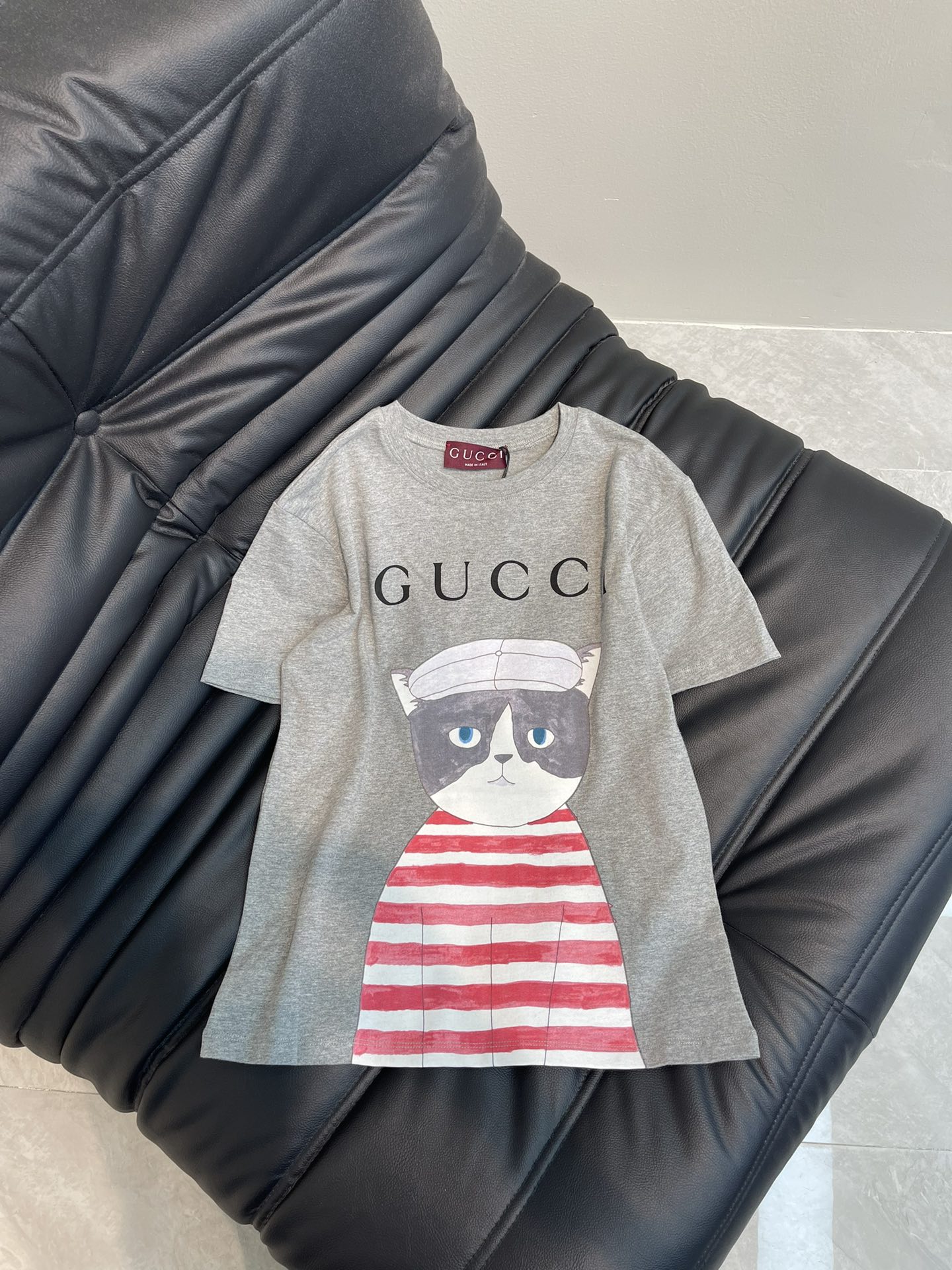 NO:322211,Gucc* 25 Spring and Summer New Cartoon Cat Letter Print Short-Sleeve T-Shirt丨Exclusive yb development!  High-end production!  Bear print design is clean and refreshing, full of youthful vitality. It’s really hard not to love it!  The concave shape is a perfect look. The classic small round neck design is simple and easy to wear. It is eye-catching when walking on the street!  The youthful and energetic feel is loose and not picky about the figure at all!  It is inclusive and covers the flesh and makes you look thin!  Both appearance and comfort!  Custom fabrics with 100% textures that are super comfortable!  All the items of all seasons are closed!  SML A, gucci, T-shirt,tees, t-shirt,alexander wang19860909Gucc* 25春夏新款 卡通猫字母印花短袖T恤丨独家yb开发！高版出品！小熊印花设计 干净又清爽 满满的青春活力 真的狠难不爱啊！凹起造型来妥妥的好看经典的小圆领设计简洁好穿 走在街上吸睛度满分！青春又活力的感觉宽松版型完全不挑身材！包容性好遮肉显瘦！颜值与舒适兼具！穿出街回头率百分百定制面料 质感超级舒适！四季款的单品 都给我闭眼冲！SML A,,gucci,T-shirt,tees，t-shirt,alexander wang,Women's clothing