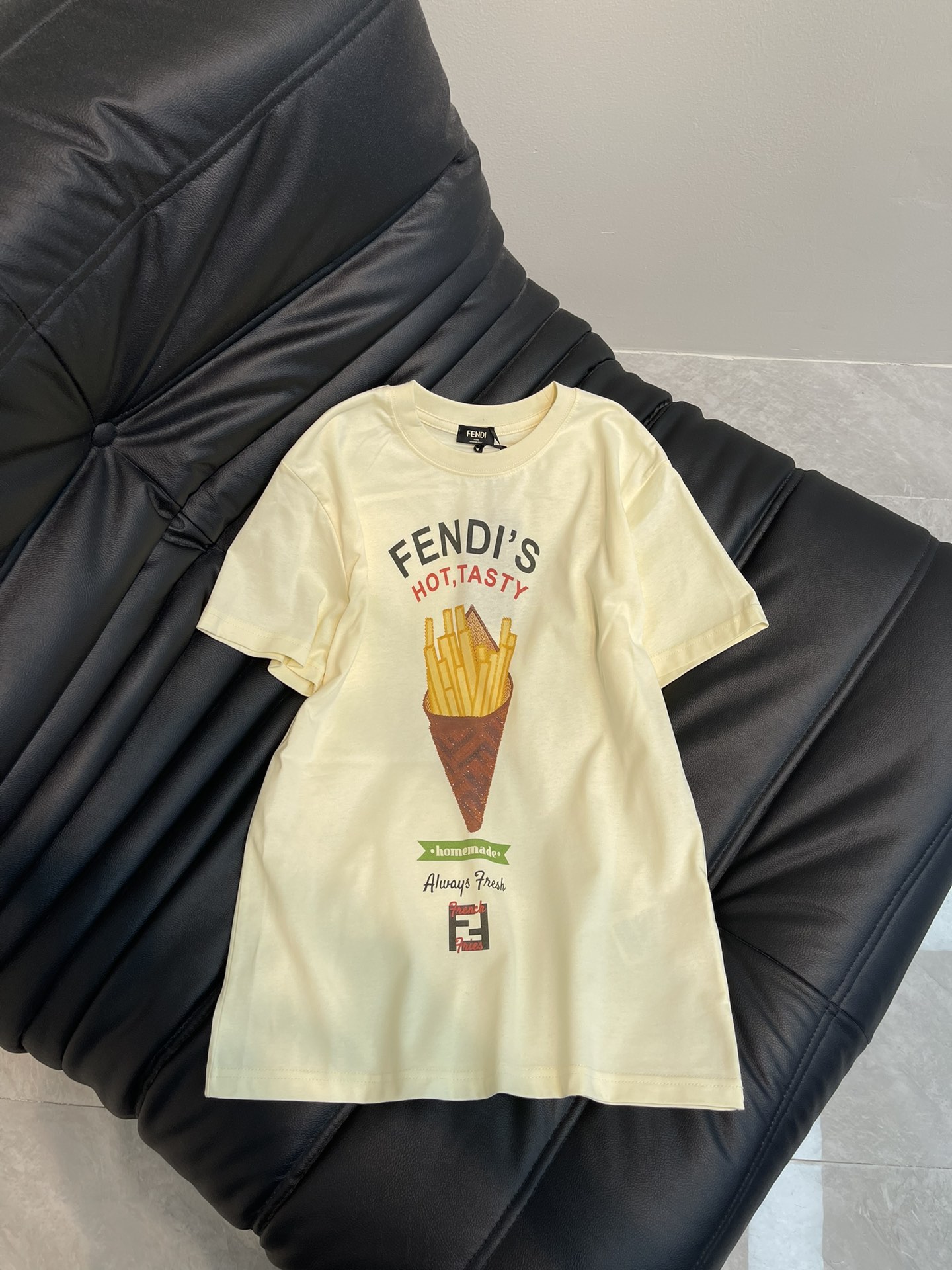 NO:323254,Fend*25 spring and summer new French fries pattern short-sleeved T-shirt, imported pure cotton fabric, classic style versatile and not picky, and the upper body is very beautiful!  SML AA, fendi, T-shirt,tees, t-shirt,alexander wang19860909Fend*25春夏新款薯条图案短袖T恤,进口纯棉面料,经典版型百搭不挑人,上身非常漂亮！SML AA,,fendi,T-shirt,tees，t-shirt,alexander wang,Women's clothing
