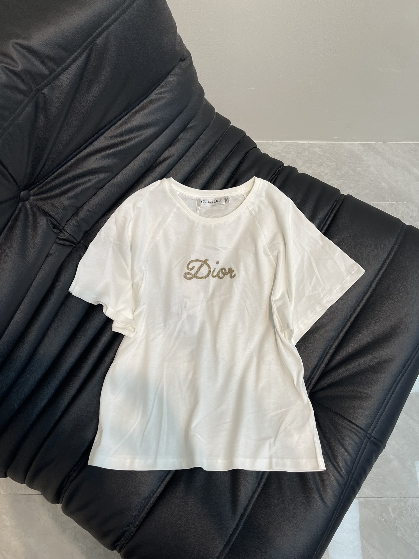 NO:322222,Dio*25 spring and summer new embroidered letter short-sleeved T-shirt custom YB native cotton material breathable and comfortable, full texture, often tailored T-shirts to highlight the brand style, made of gram-weight pure cotton, full of drape, presenting a slimming visual effect, embroidery effect on the chest highlights the brand logo pattern, collides with the big body, fashionable and high-end feel, create a personal style, fashionable and relaxed, and the inner wear is brilliant and fashionable. SML,,dior,T-shirt,tees,t-shirt,alexander wang19860909Dio*25春夏新款刺绣字母短袖T恤 定制YB原生全棉材质 透气舒适 质感十足 常会T恤裁剪 凸显品牌格调 采用克重纯棉制成 垂坠感十足 呈现显瘦视觉效果 胸前以刺绣效果突出品牌徽标图案 与大身碰撞 时尚高级感立现 打造个性风格 时髦松弛 单穿内搭都出彩时髦 SML,,dior,T-shirt,tees，t-shirt,alexander wang,Women's clothing