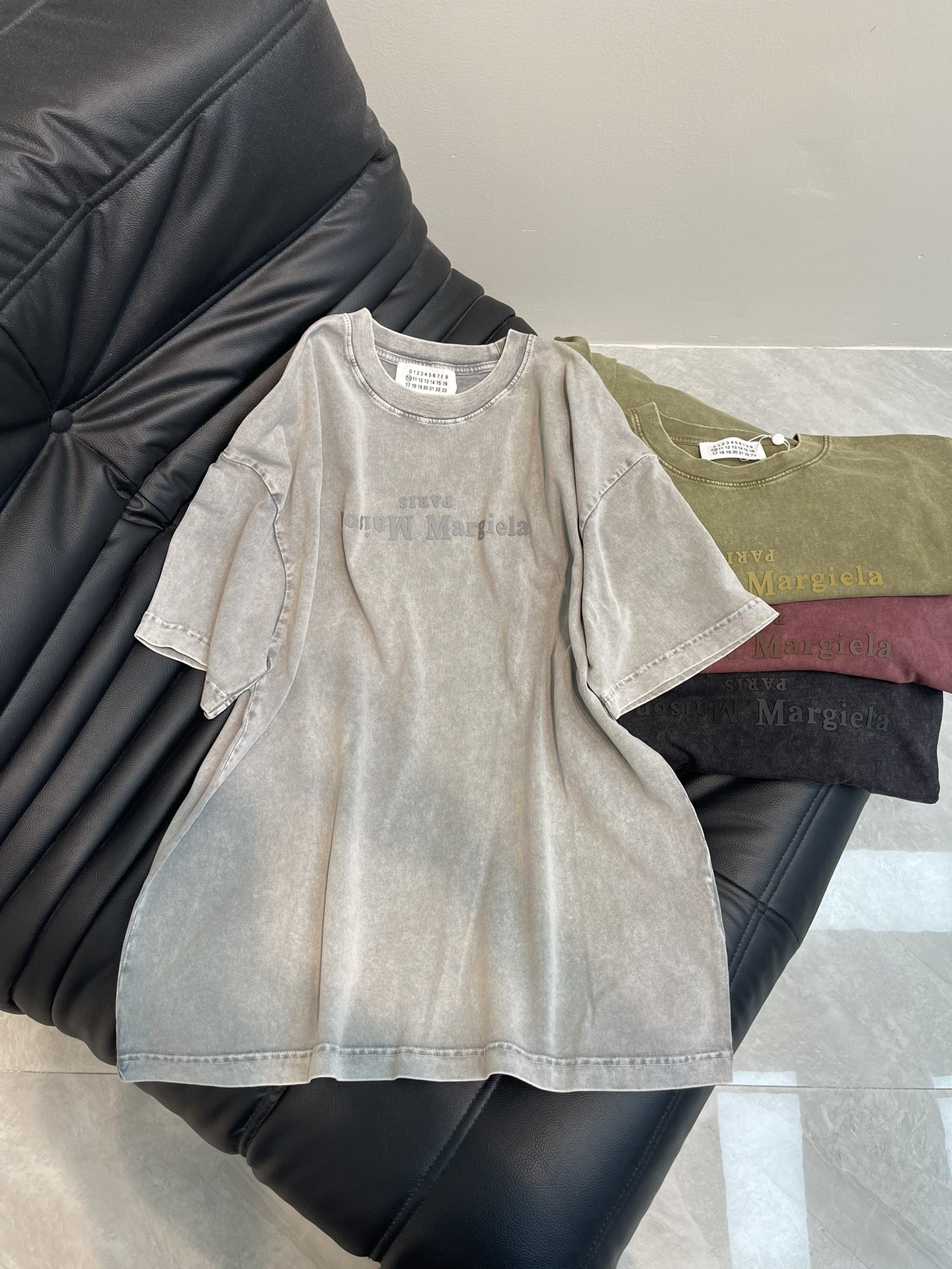 NO:322770,MM6* Majira's new 25 spring and summer wash retro three-dimensional pressed letter short-sleeved T-shirt. All cotton fabric, the fabric has been washed and treated to make the feel more comfortable and breathable!  The top-level elements are fusion, and the comfort of the upper body is unparalleled. It interprets your luxury and taste, and creates the charm of your fashion style. S-XL A,,masion margiela,masion margiela,T-shirt,tees,t-shirt,alexander wang19860909MM6*马吉拉25春夏新款水洗复古立体压胶字母短袖T恤.全棉面料,面料经过洗水处理,手感更加舒适.亲肤透气！顶级元素融合打造,无论是上身舒适度都是无可比拟的存在,诠释你的奢华与品位,打造你的时尚风情魅力所在.S-XL A,,masion margiela,masion margiela,T-shirt,tees，t-shirt,alexander wang,Women's clothing