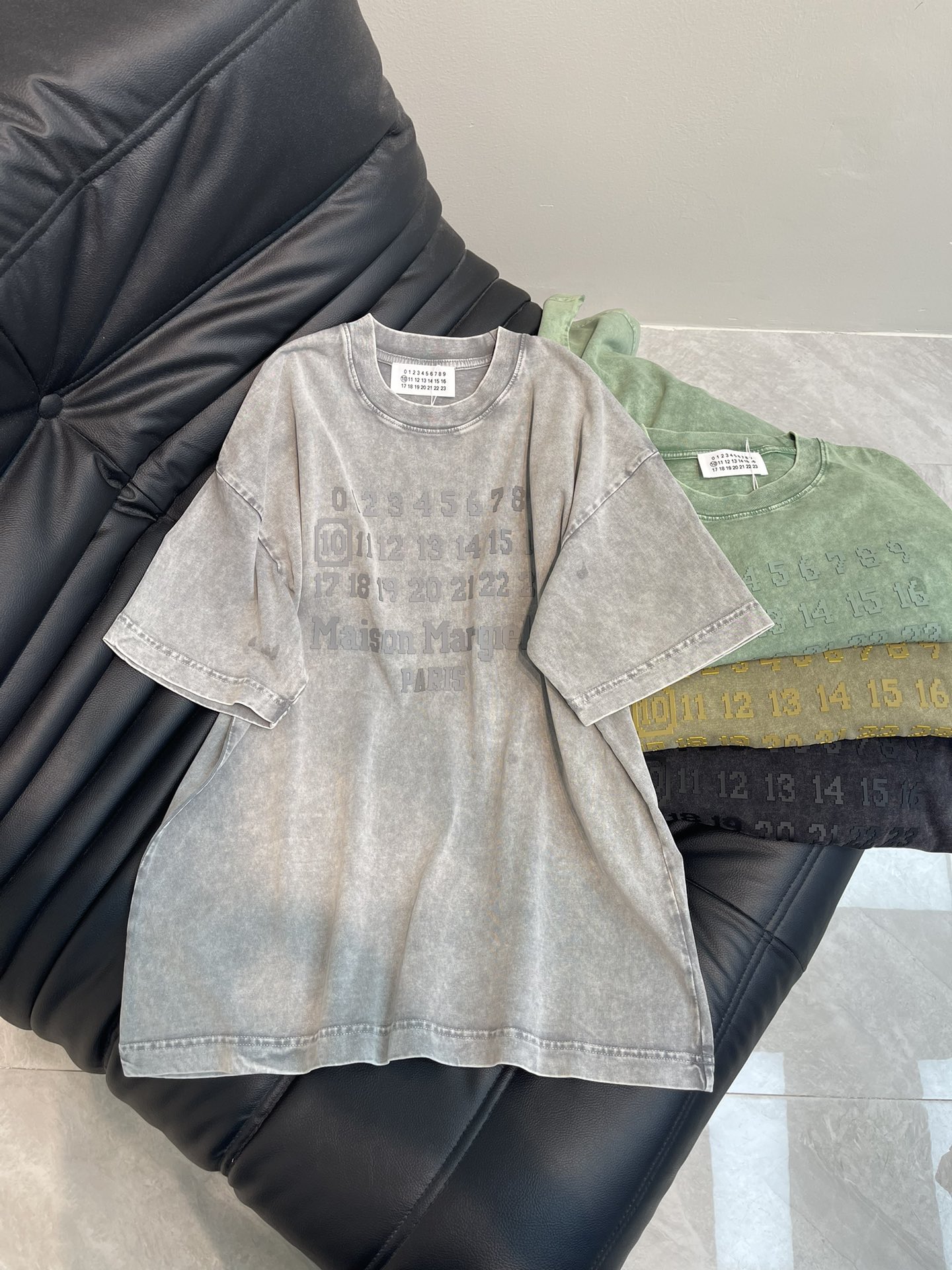 NO:322773,MM6* Majira's new 25 spring and summer wash retro three-dimensional pressed letter short-sleeved T-shirt. All cotton fabric, the fabric has been washed and treated to make the feel more comfortable and breathable!  The top-level elements are fusion, and the comfort of the upper body is incomparable. It interprets your luxury and taste, and creates the charm of your fashion style. S-,,masion margiela,masion margiela,T-shirt,tees,t-shirt,alexander wang19860909MM6*马吉拉25春夏新款水洗复古立体压胶字母短袖T恤.全棉面料,面料经过洗水处理,手感更加舒适.亲肤透气！顶级元素融合打造,无论是上身舒适度都是无可比拟的存在,诠释你的奢华与品位,打造你的时尚风情魅力所在.S-,,masion margiela,masion margiela,T-shirt,tees，t-shirt,alexander wang,Women's clothing