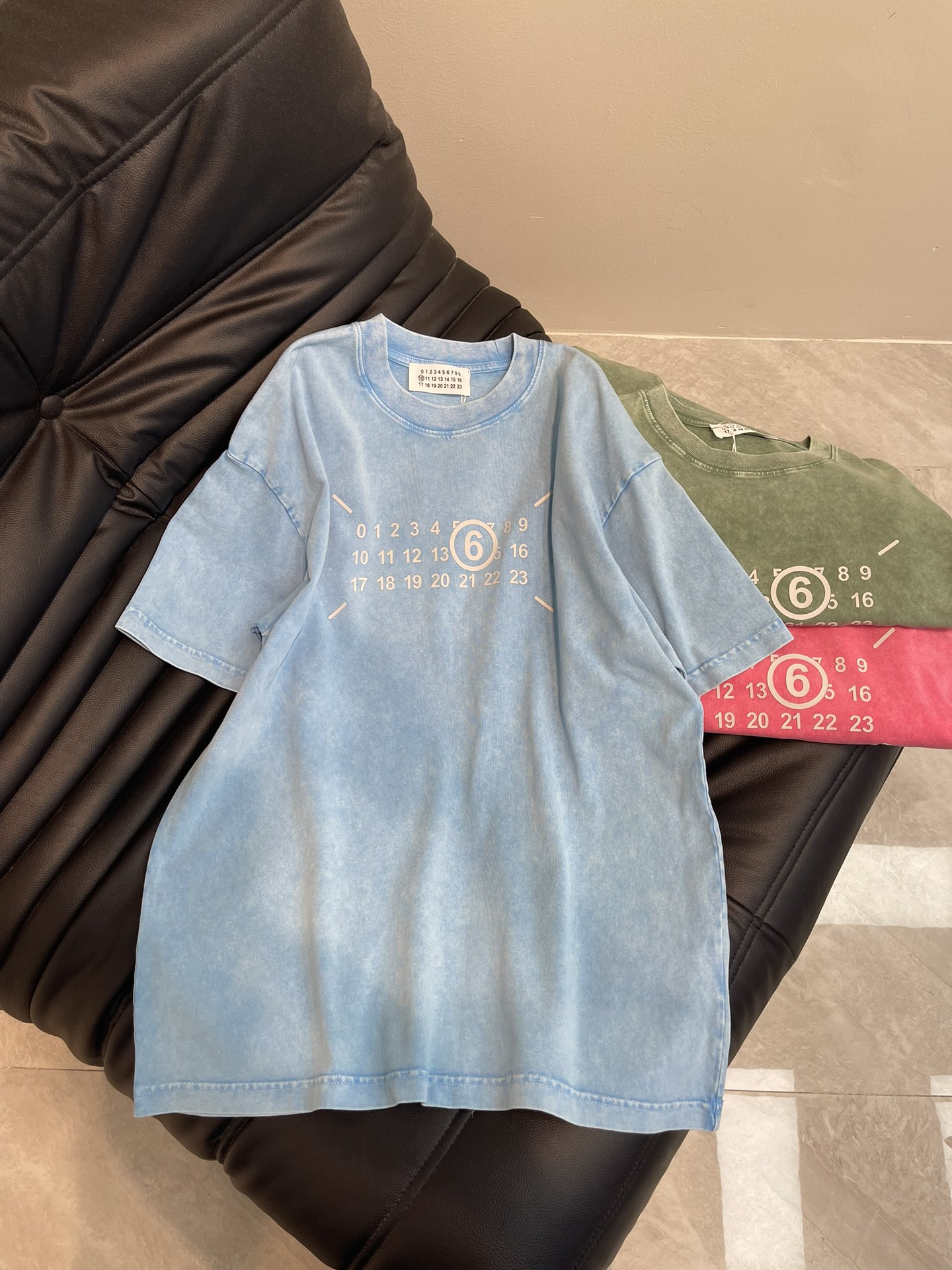 NO:322776,MM6* Majira's new 25 spring and summer wash retro three-dimensional pressed glue short-sleeved T-shirt. All cotton fabric, the fabric has been washed and treated to make the feel more comfortable and skin-friendly and breathable!  The top-level elements are fusion, and the comfort of the upper body is unparalleled. It interprets your luxury and taste, and creates the charm of your fashion style. S-XL AA,,masion margiela,masion margiela,T-shirt,tees,t-shirt,alexander wang19860909MM6*马吉拉25春夏新款水洗复古立体压胶短袖T恤.全棉面料,面料经过洗水处理,手感更加舒适.亲肤透气！顶级元素融合打造,无论是上身舒适度都是无可比拟的存在,诠释你的奢华与品位,打造你的时尚风情魅力所在.S-XL AA,,masion margiela,masion margiela,T-shirt,tees，t-shirt,alexander wang,Women's clothing