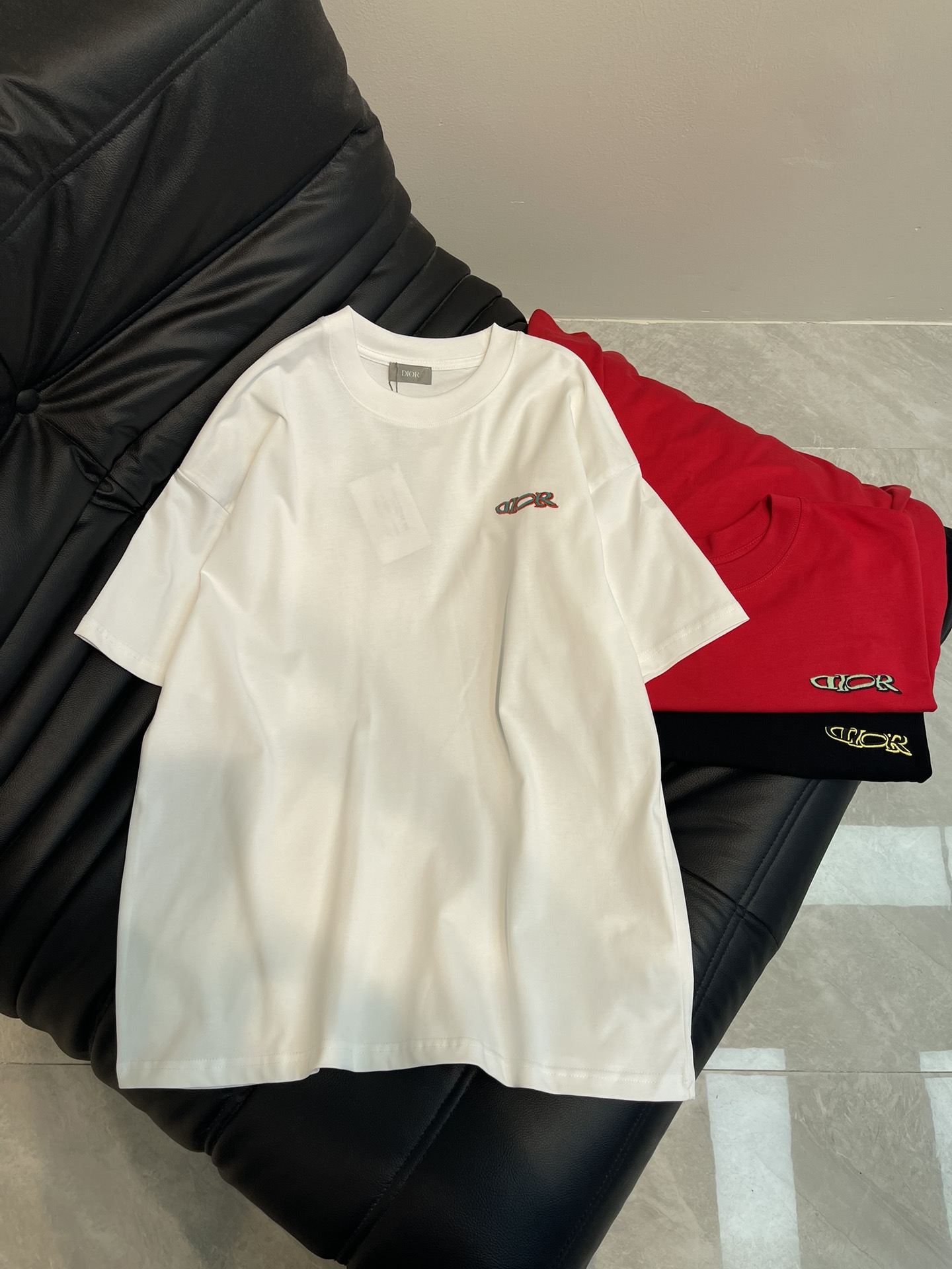 NO:322779,Dio*25 spring and summer new embroidered round neck short-sleeved T-shirt. High-weight pure cotton fabric is comfortable and breathable. Color-blocked embroidered letters LOGO design logo, and top-level elements are fusion to create. Whether it is the comfort of the upper body, it is incomparable, interpreting your luxury and taste, and creating your fashionable charm. The same style as men and women!  XS-L AA,,dior,T-shirt,tees,t-shirt,alexander wang19860909Dio*25春夏新款刺绣圆领短袖T恤.高克重纯棉面料 舒适透气.拼色刺绣字母LOGO设计标识,顶级元素融合打造,无论是上身舒适度都是无可比拟的存在,诠释你的奢华与品位,打造你的时尚风情魅力所在.男女同款！XS-L AA,,dior,T-shirt,tees，t-shirt,alexander wang,Women's clothing