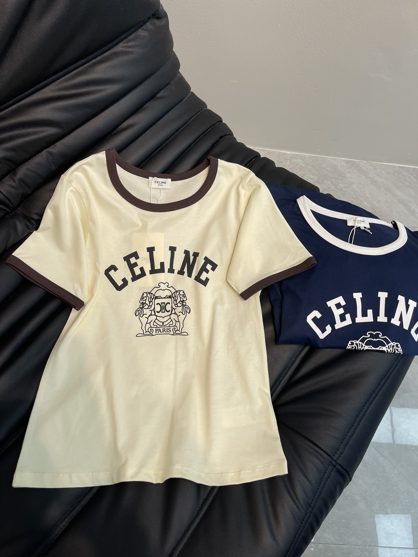 NO:322210,Celin*25 spring and summer new college style slim cotton letter short-sleeved T-shirt. The imported pure cotton fabric has a great texture!  Customized contrasting color edging craftsmanship and temperament, girlish style, age-reducing and fashionable items!  Low-key and luxurious, versatile style, not picky about others, beautiful body!  The quality of workmanship depends on the details!  SML, celine, T-shirt,tees, t-shirt,alexander wang19860909Celin*25春夏新款学院风修身纯棉字母短袖T恤.进口纯棉面料质感超赞！定制撞色包边工艺气质少女风减龄又时髦单品！低调奢华,版型百搭不挑人上身美的不要不要的！做工品质看细节！SML,,celine,T-shirt,tees，t-shirt,alexander wang,Women's clothing