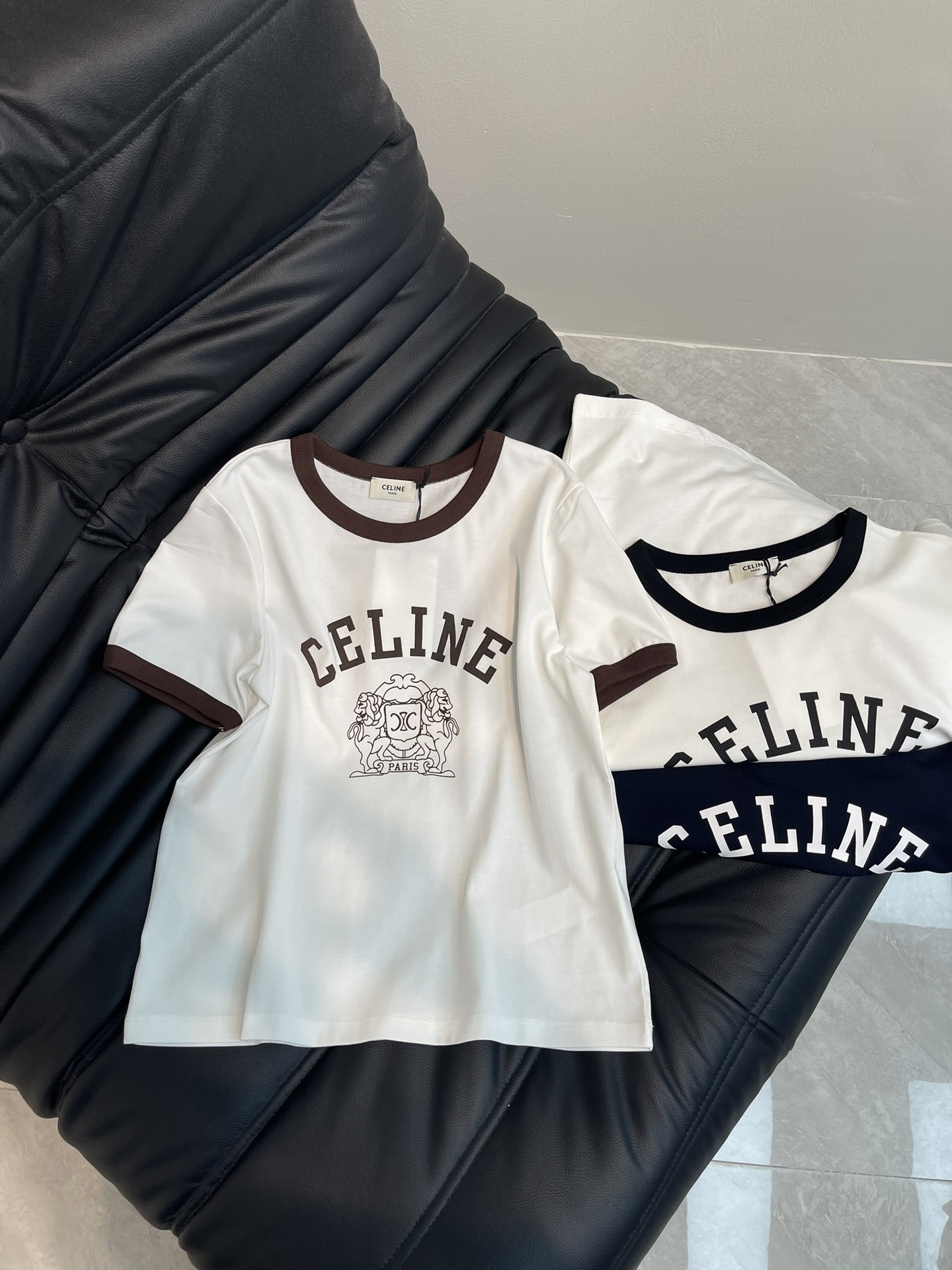 NO:322798,Celin*25 spring and summer new contrast collar Lion letter printed short-sleeved T-shirt, high-end imported pure cotton fabric, classic style versatile and not picky, and the upper body is very beautiful!  SML A, celine, T-shirt,tees, t-shirt,alexander wang19860909Celin*25春夏新款撞色领小狮子字母印花短袖T恤,高级进口纯棉面料,经典版型百搭不挑人,上身非常漂亮！SML A,,celine,T-shirt,tees，t-shirt,alexander wang,Women's clothing
