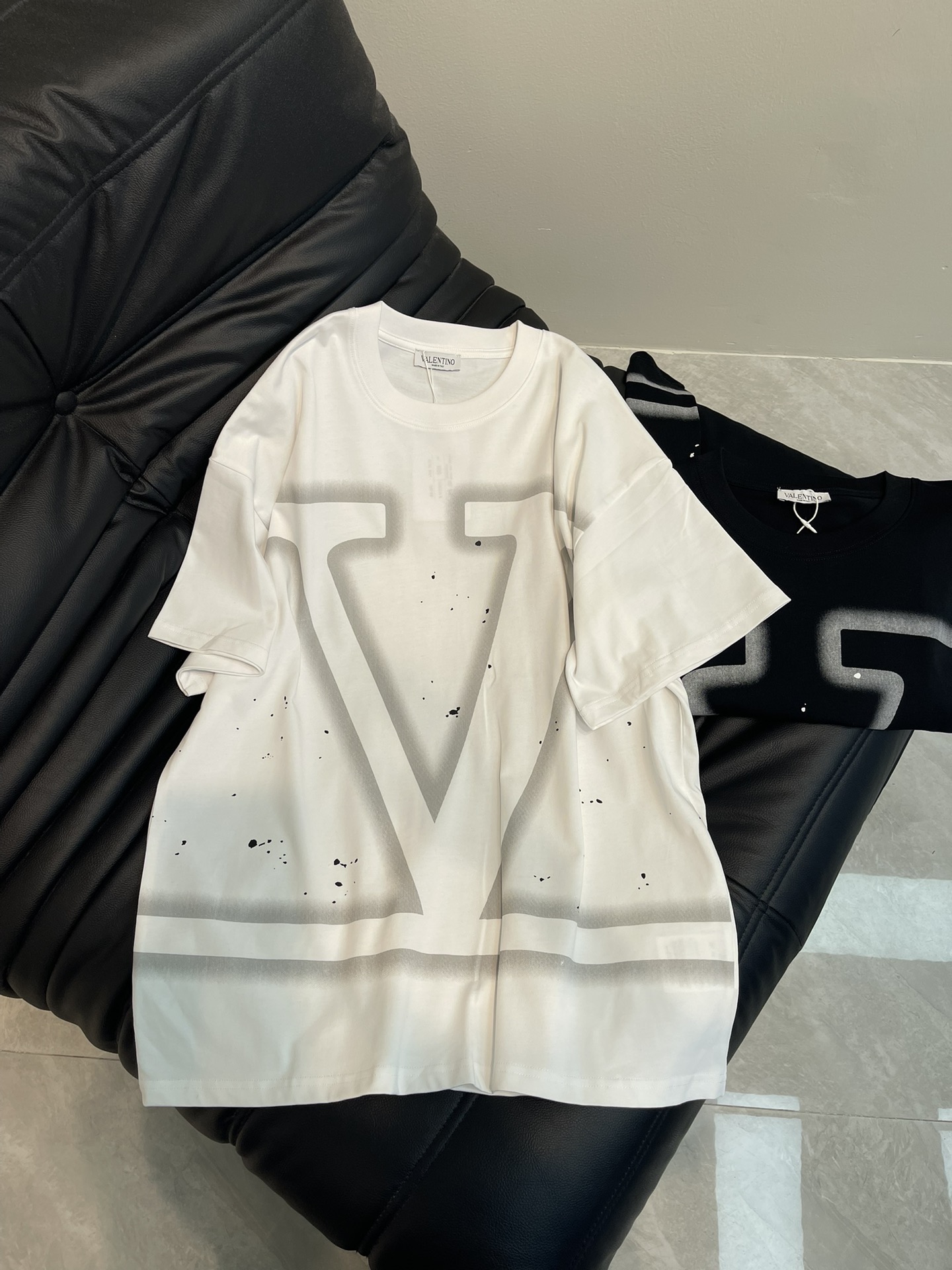 NO:322785,VALENTN*25 spring and summer new large V printed round neck short-sleeved T-shirt. High-weight pure cotton fabric is comfortable and breathable. The brand design inkjet large V letters LOGO printed logo, with top-level elements fusion, no matter the comfort of the upper body, it is incomparable, interpreting your luxury and taste, and creating your fashionable charm. The same style as men and women!  XS-L AA, valentino, T-shirt,tees, t-shirt,alexander wang19860909VALENTN*25春夏新款大V印花圆领短袖T恤.高克重纯棉面料 舒适透气.品牌设计喷墨大V字母LOGO印花标识,顶级元素融合打造,无论是上身舒适度都是无可比拟的存在,诠释你的奢华与品位,打造你的时尚风情魅力所在.男女同款！XS-L AA,,valentino,T-shirt,tees，t-shirt,alexander wang,Women's clothing