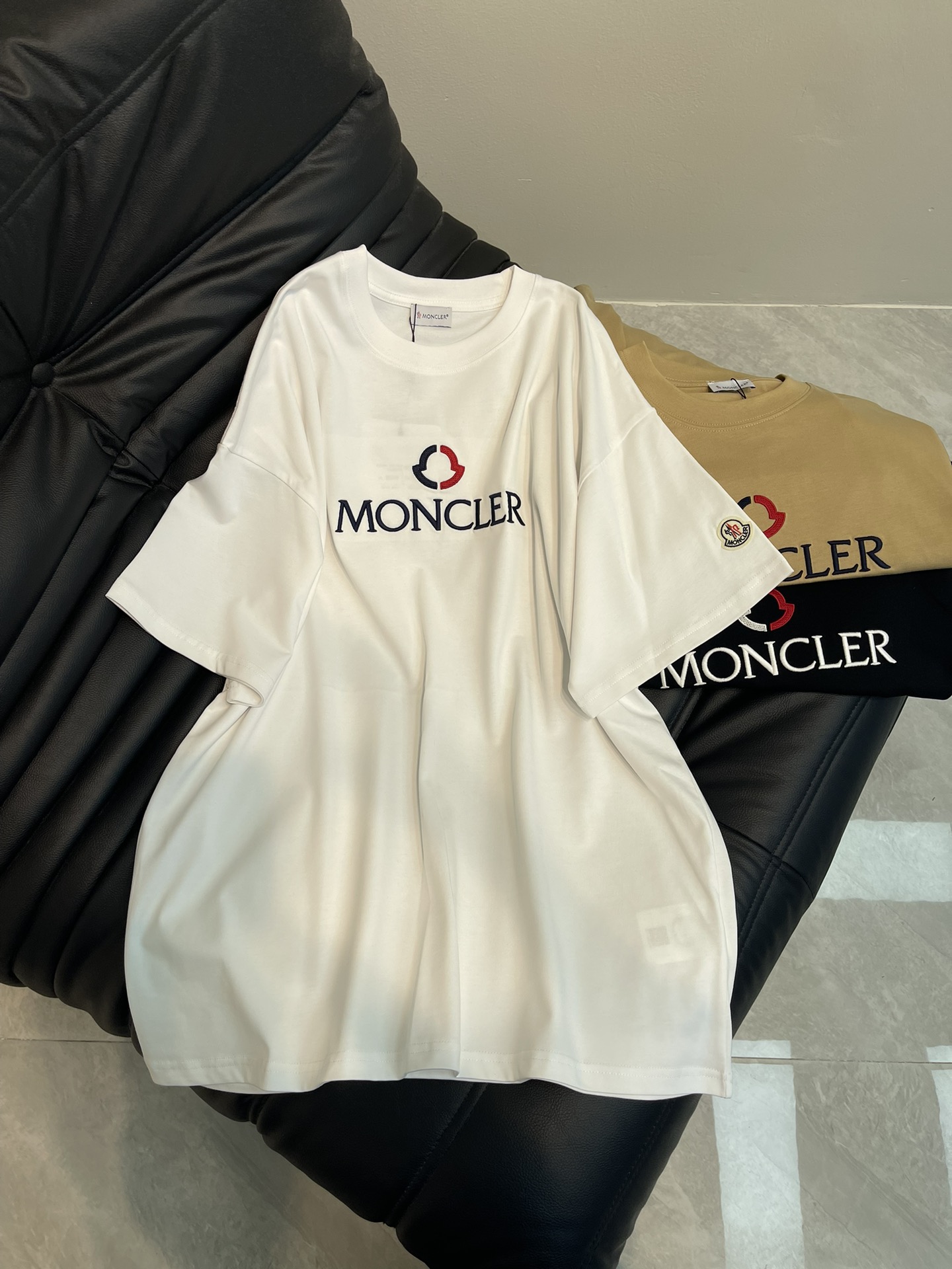 NO:322782,Moncle* 25 Spring and Summer New Letter LOGO Embroidered Round Neck Short-Sleeve T-shirt. High-weight pure cotton fabric is comfortable and breathable. Cuff embroidered Zhangzi LOGO, creating top-level elements, no matter the comfort of the upper body, it is incomparable, interpreting your luxury and taste, and creating your fashionable charm. The same style as men and women!  XS-L AA, Moncler, T-shirt,tees, t-shirt,alexander wang19860909Moncle*蒙口25春夏新款字母LOGO刺绣圆领短袖T恤.高克重纯棉面料 舒适透气.袖口刺绣章仔LOGO,顶级元素融合打造,无论是上身舒适度都是无可比拟的存在,诠释你的奢华与品位,打造你的时尚风情魅力所在.男女同款！XS-L AA,,Moncler,T-shirt,tees，t-shirt,alexander wang,Women's clothing