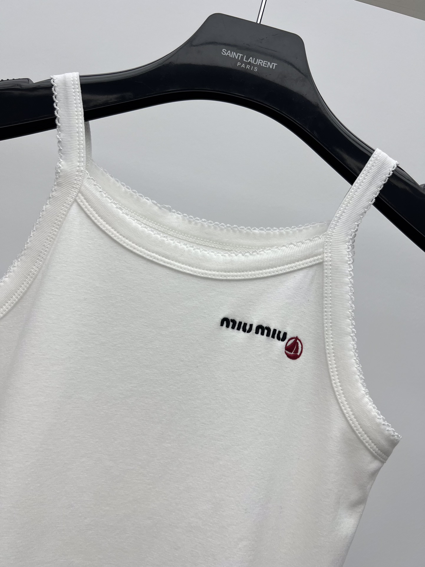 miumi*小帆船背心+短裤套装
Petit Bateau X Miu Miu合作款
从简单而纯真的童装
