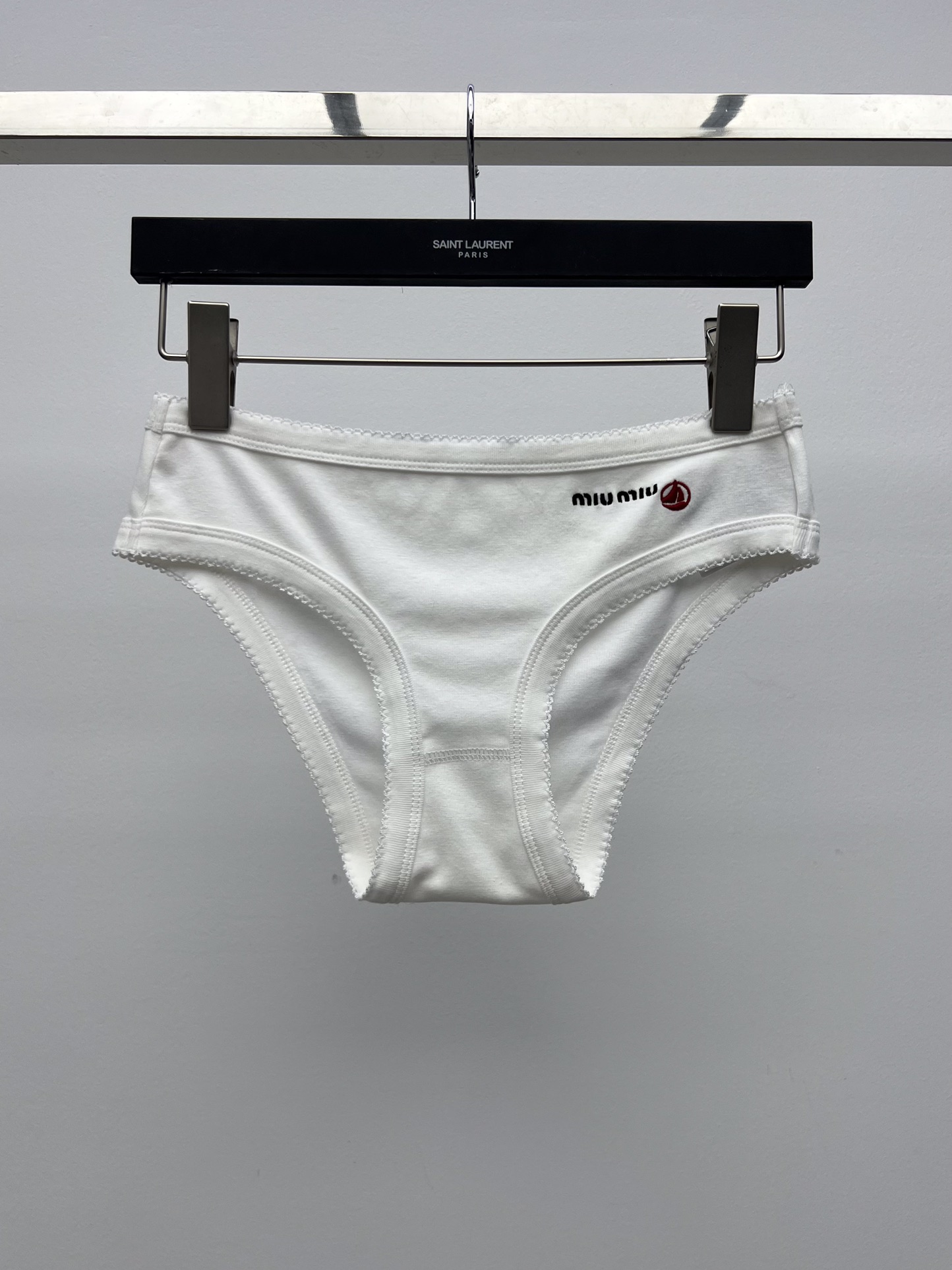 miumi*小帆船背心+短裤套装
Petit Bateau X Miu Miu合作款
从简单而纯真的童装