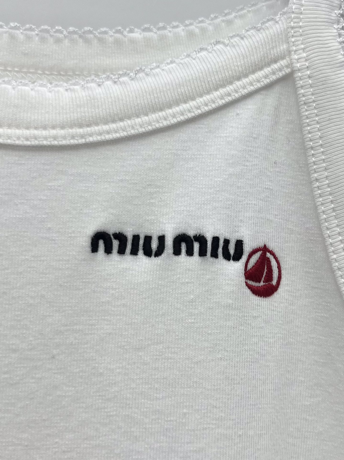 miumi*小帆船背心+短裤套装
Petit Bateau X Miu Miu合作款
从简单而纯真的童装