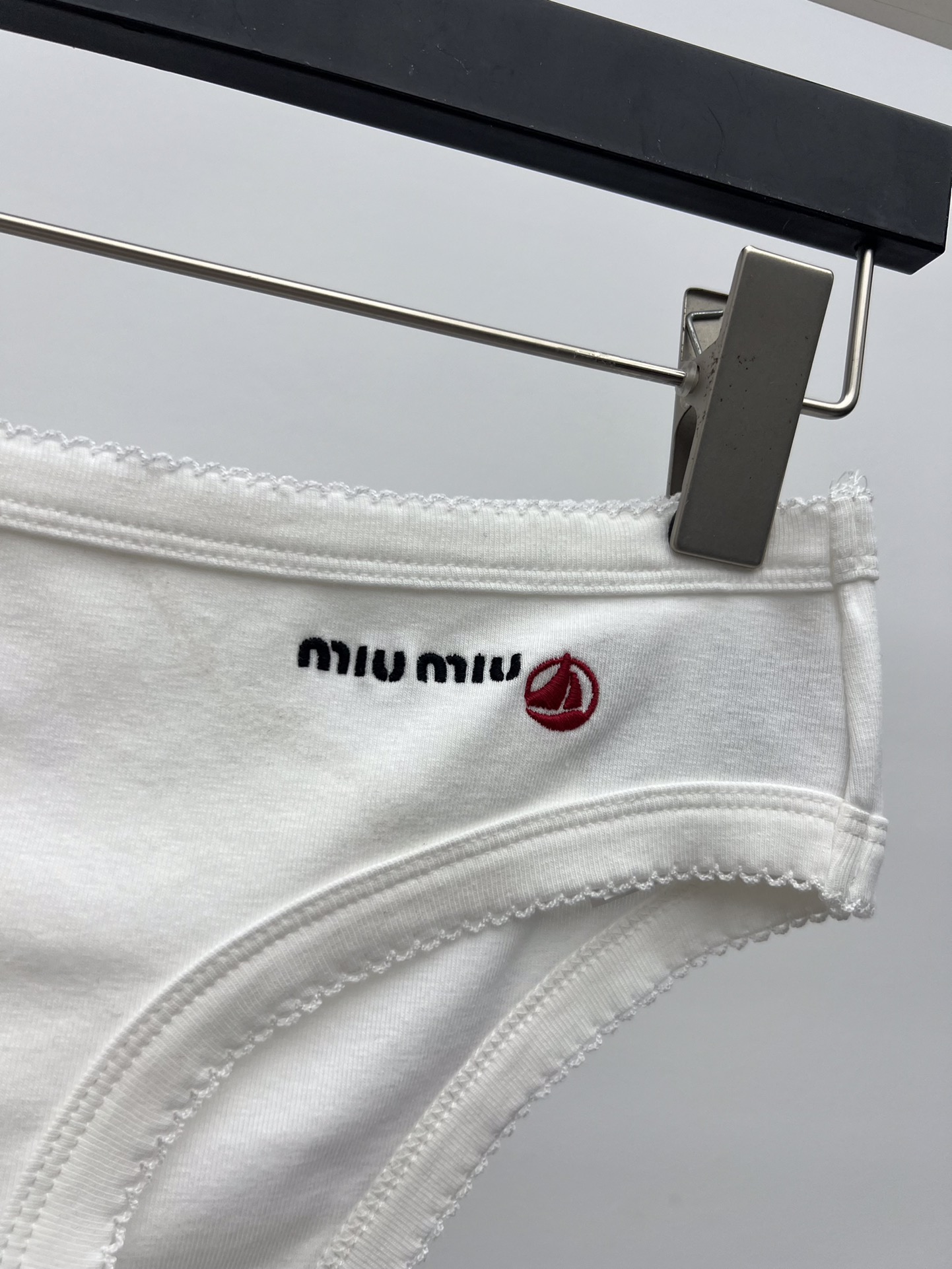 miumi*小帆船背心+短裤套装
Petit Bateau X Miu Miu合作款
从简单而纯真的童装