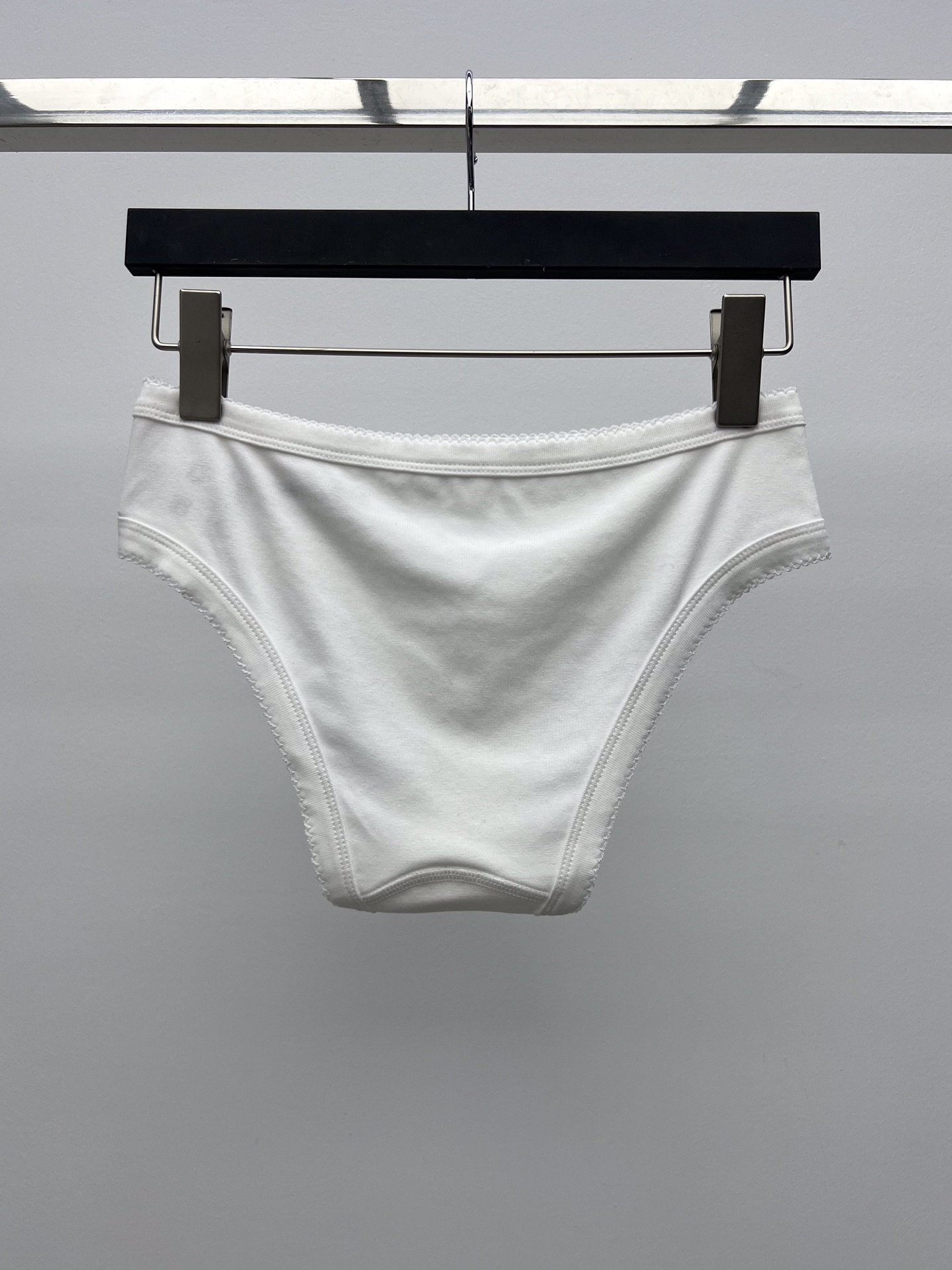 miumi*小帆船背心+短裤套装
Petit Bateau X Miu Miu合作款
从简单而纯真的童装