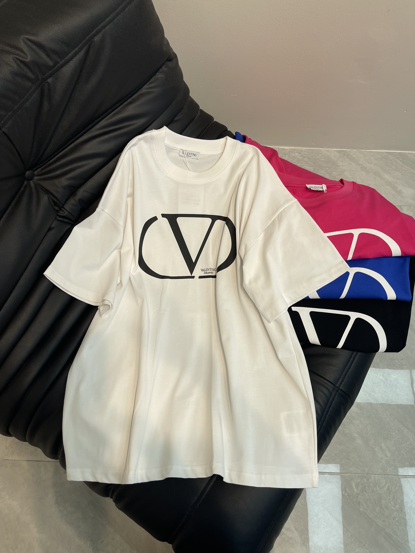 NO:322762,*25 spring and summer new large V printed round neck short-sleeved T-shirt. High-weight pure cotton fabric is comfortable and breathable. The brand designs the big V letters LOGO printed logo, and the top elements are fusion to create. Whether it is the comfort of the upper body, it is incomparable, interpreting your luxury and taste, and creating your fashionable charm. The same style as men and women!  XS-, T-shirt,tees,t-shirt,alexander wang19860909*25春夏新款大V印花圆领短袖T恤.高克重纯棉面料 舒适透气.品牌设计大V字母LOGO印花标识,顶级元素融合打造,无论是上身舒适度都是无可比拟的存在,诠释你的奢华与品位,打造你的时尚风情魅力所在.男女同款！XS-,,T-shirt,tees，t-shirt,alexander wang,Women's clothing