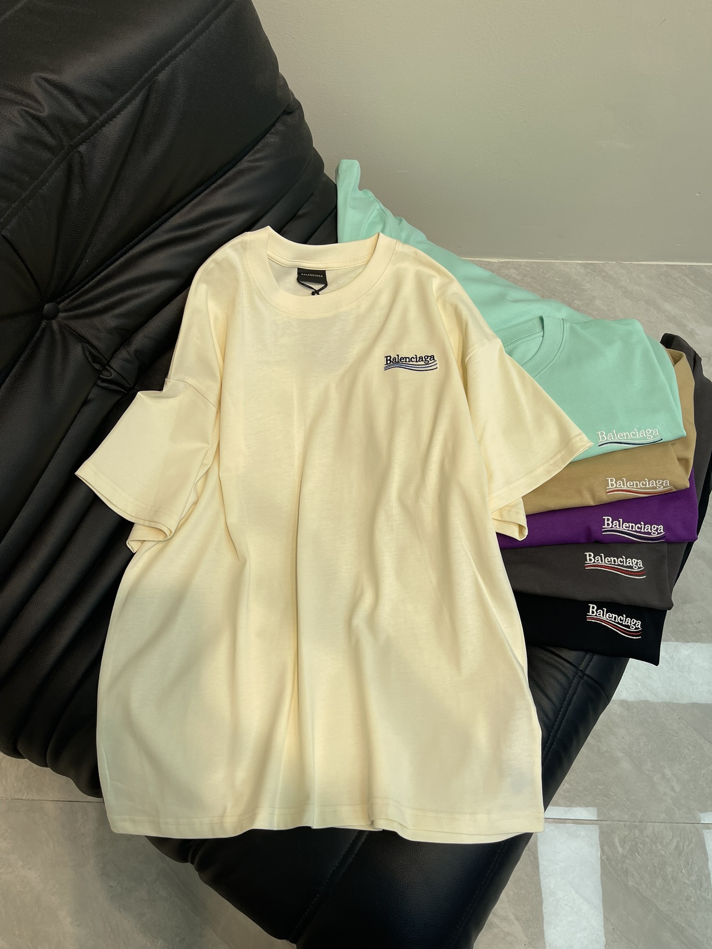 NO:322765,Balenciag*25 spring and summer new wave Coke series short-sleeved T-shirt. All cotton fabric, the fabric feels comfortable and breathable!  The upper body is casual and comfortable!  The front and back line logos are wavy letter logos. The color system uses this year's popular color Sky Blue as the secondary color. Classic style. The same style for men and women!  XS-L, balenciaga, T-shirt,tees, t-shirt,alexander wang19860909Balenciag*25春夏新款波浪可乐系列短袖T恤.全棉面料,面料手感舒适.亲肤透气！上身休闲舒适！前后幅标识波浪字母标识 色系采用了今年爆款色天空蓝为副色调 经典款.男女同款！XS-L,,balenciaga,T-shirt,tees，t-shirt,alexander wang,Women's clothing