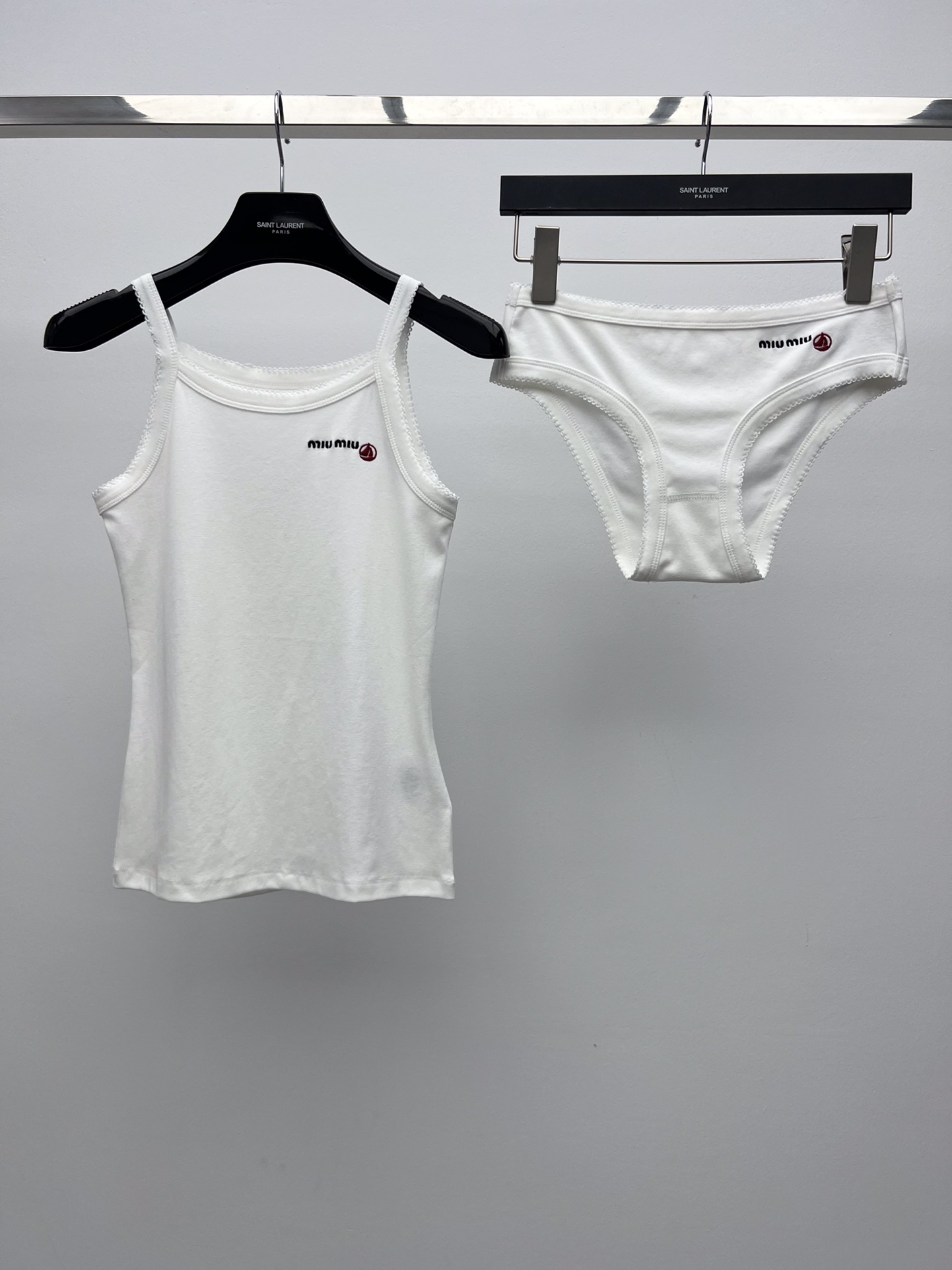 miumi*小帆船背心+短裤套装
Petit Bateau X Miu Miu合作款
从简单而纯真的童装