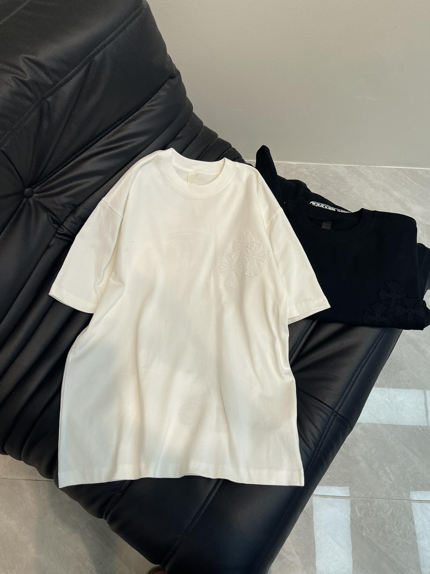 NO:322768,Chrome Heart* 25 spring and summer new patch cross-label short-sleeved T-shirt. The wash fabric is uniquely designed and combines the brand's fashion elements. It is presented with exquisite patch embroidery, and the crosses show the beauty of art. Each needle and thread reveals delicateness and ingenuity. The pattern combines retro and mysterious elements, making people feel a unique artistic charm and cultural heritage. This patch embroidered T-shirt can make you the focus, easily control various styles, and show your personality. S-XL, chrome hearts, chrome hearts, T-shirt, tees, t-shirt, alexander wang19860909Chrome Heart*克罗心25春夏新款贴布十字标短袖T恤. 水洗面料,设计独特,融合了品牌的时尚元素,以精致的贴布绣呈现,十字交错间尽显艺术之美,每一针一线都透露着细腻与匠心.图案融合了复古与神秘元素, 让人感受到一种独特的艺术魅力与文化底蕴.这款贴布绣T恤都能让你成为焦点,轻松驾驭各种风格,展现个性魅力.S-XL,,chrome hearts,chrome hearts,T-shirt,tees，t-shirt,alexander wang,Women's clothing