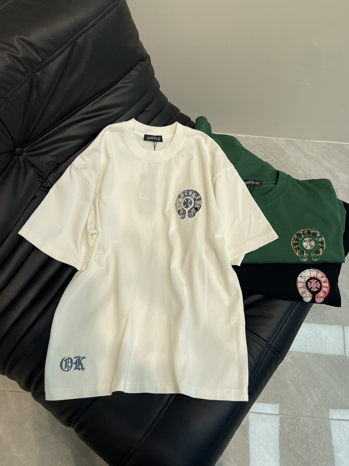 NO:322771,Chrome Heart* 25 spring and summer new patch cross-label short-sleeved T-shirt. The wash fabric is uniquely designed and combines the brand's fashion elements. It is presented with exquisite plaid patch embroidery. The cross-section shows the beauty of art. Each needle and thread reveals delicateness and ingenuity. The pattern combines retro and mysterious elements, making people feel a unique artistic charm and cultural heritage. This patch embroidered T-shirt can make you the focus, easily control various styles, and show your personality. S-XL A,,chrome hearts, chrome hearts, T-shirt, tees, t-shirt, alexander wang19860909Chrome Heart*克罗心25春夏新款贴布十字标短袖T恤. 水洗面料,设计独特,融合了品牌的时尚元素,以精致的格纹贴布绣呈现,十字交错间尽显艺术之美,每一针一线都透露着细腻与匠心.图案融合了复古与神秘元素, 让人感受到一种独特的艺术魅力与文化底蕴.这款贴布绣T恤都能让你成为焦点,轻松驾驭各种风格,展现个性魅力.S-XL A,,chrome hearts,chrome hearts,T-shirt,tees，t-shirt,alexander wang,Women's clothing