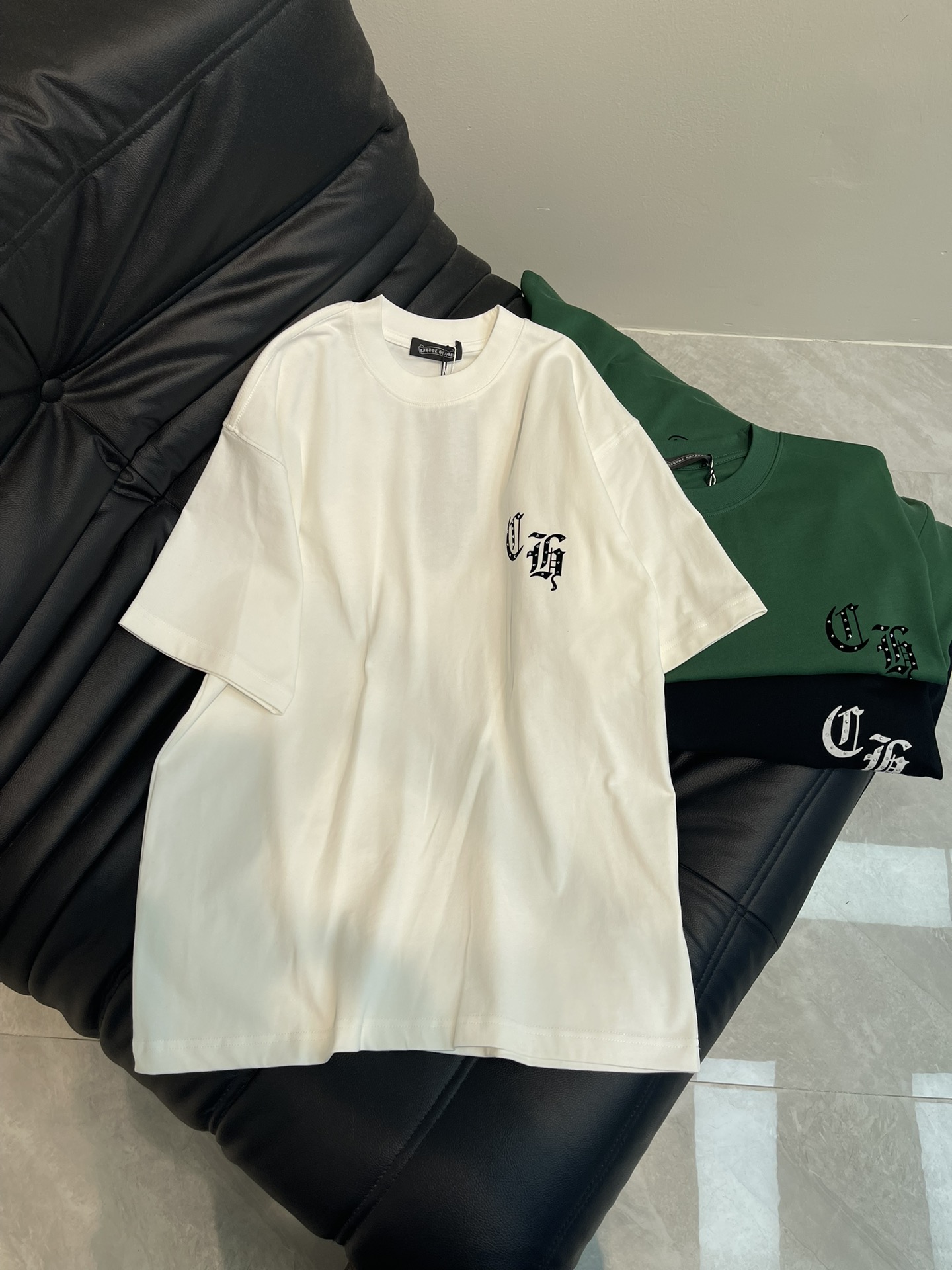 NO:322774,Chrome Heart* 25 Spring and Summer New Sanskrit Iron Diamond Short-sleeved T-shirt. The wash fabric has a unique design and combines the brand's fashion elements. The pattern combines retro and mysterious elements, making people feel a unique artistic charm and cultural heritage. This patch embroidered T-shirt can make you the focus, easily control various styles, and show your personality. S-XL A,,chrome hearts, chrome hearts, T-shirt, tees, t-shirt, alexander wang19860909Chrome Heart*克罗心25春夏新款梵文烫钻短袖T恤. 水洗面料,设计独特,融合了品牌的时尚元素.图案融合了复古与神秘元素, 让人感受到一种独特的艺术魅力与文化底蕴.这款贴布绣T恤都能让你成为焦点,轻松驾驭各种风格,展现个性魅力.S-XL A,,chrome hearts,chrome hearts,T-shirt,tees，t-shirt,alexander wang,Women's clothing