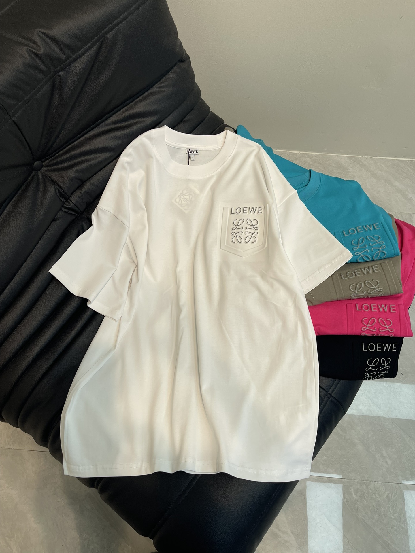 NO:322777,Loew*25 spring and summer new three-dimensional letter concave and bump imprint fake pocket short-sleeved T-shirt. All cotton fabric, comfortable to touch, skin-friendly and breathable!  The logo design on the chest is a very recognizable piece, with its own fashionable BGM, which will make it simple to play to the extreme and create a different high-end fashionable feeling. The same style as men and women!  XS-L, loewe, T-shirt,tees, t-shirt,alexander wang19860909Loew*25春夏新款立体字母凹凸压印假口袋短袖T恤.全棉面料,手感舒适.亲肤透气！胸前品牌logo设计,辨识度超高的一件,自带时髦BGM,将简约玩到极致,碰撞出不一样的高阶时髦感.男女同款！XS-L,,loewe,T-shirt,tees，t-shirt,alexander wang,Women's clothing