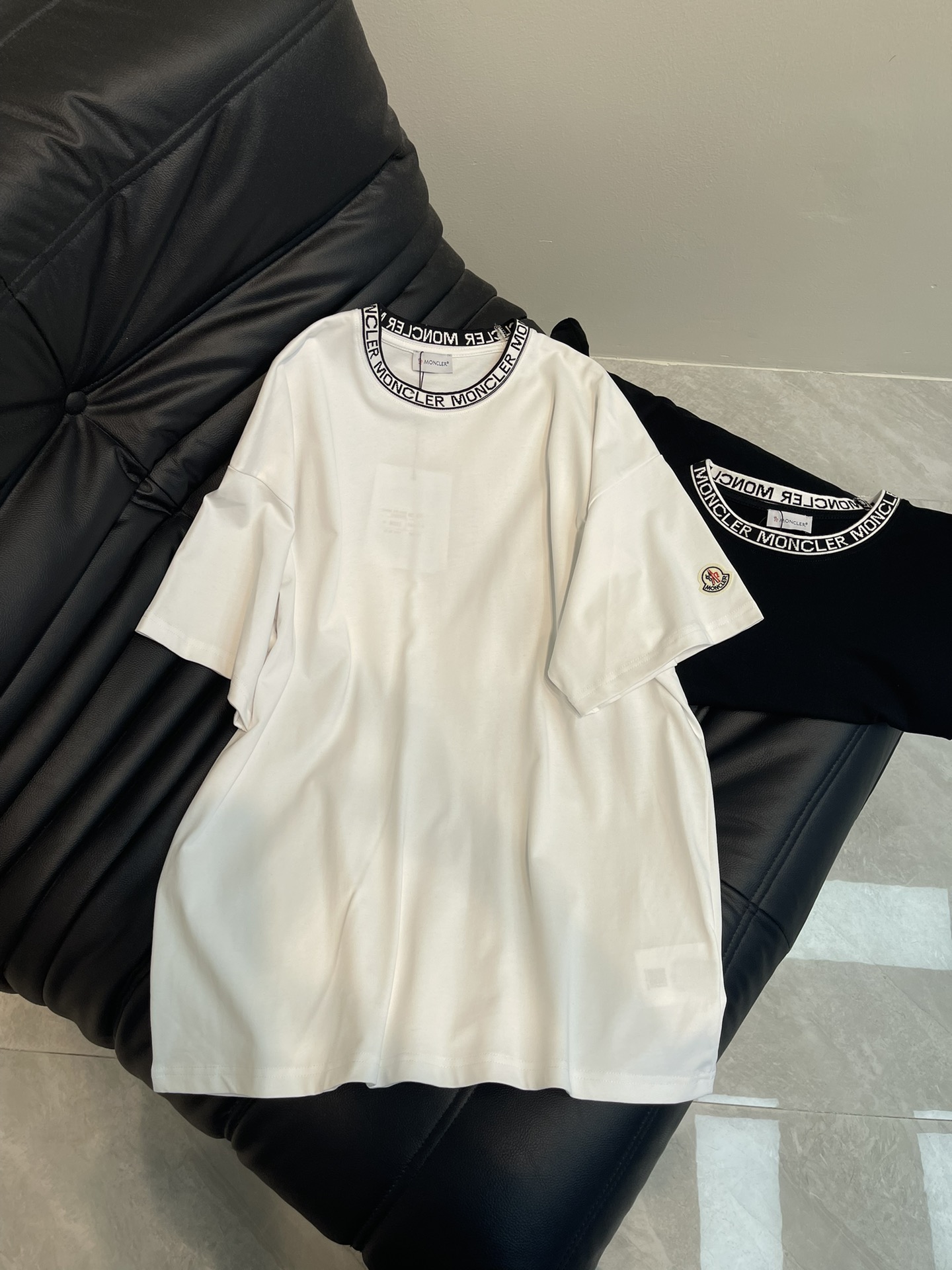 NO:322780,Moncle* 25 Spring and Summer New Jacquard Letter Logo Necklace Braided Short-Sleeve T-shirt. High-weight pure cotton fabric is comfortable and breathable. Arm badge design, top-level elements are fusion to create. Whether it is the comfort of the upper body, it is incomparable, interpreting your luxury and taste, and creating your fashionable charm. The same style as men and women!  XS-L AA23, Moncler, T-shirt,tees, t-shirt,alexander wang19860909Moncle*蒙口25春夏新款提花字母logo领口编织短袖T恤.高克重纯棉面料 舒适透气.手臂徽章设计,顶级元素融合打造,无论是上身舒适度都是无可比拟的存在,诠释你的奢华与品位,打造你的时尚风情魅力所在.男女同款！XS-L AA23,,Moncler,T-shirt,tees，t-shirt,alexander wang,Women's clothing