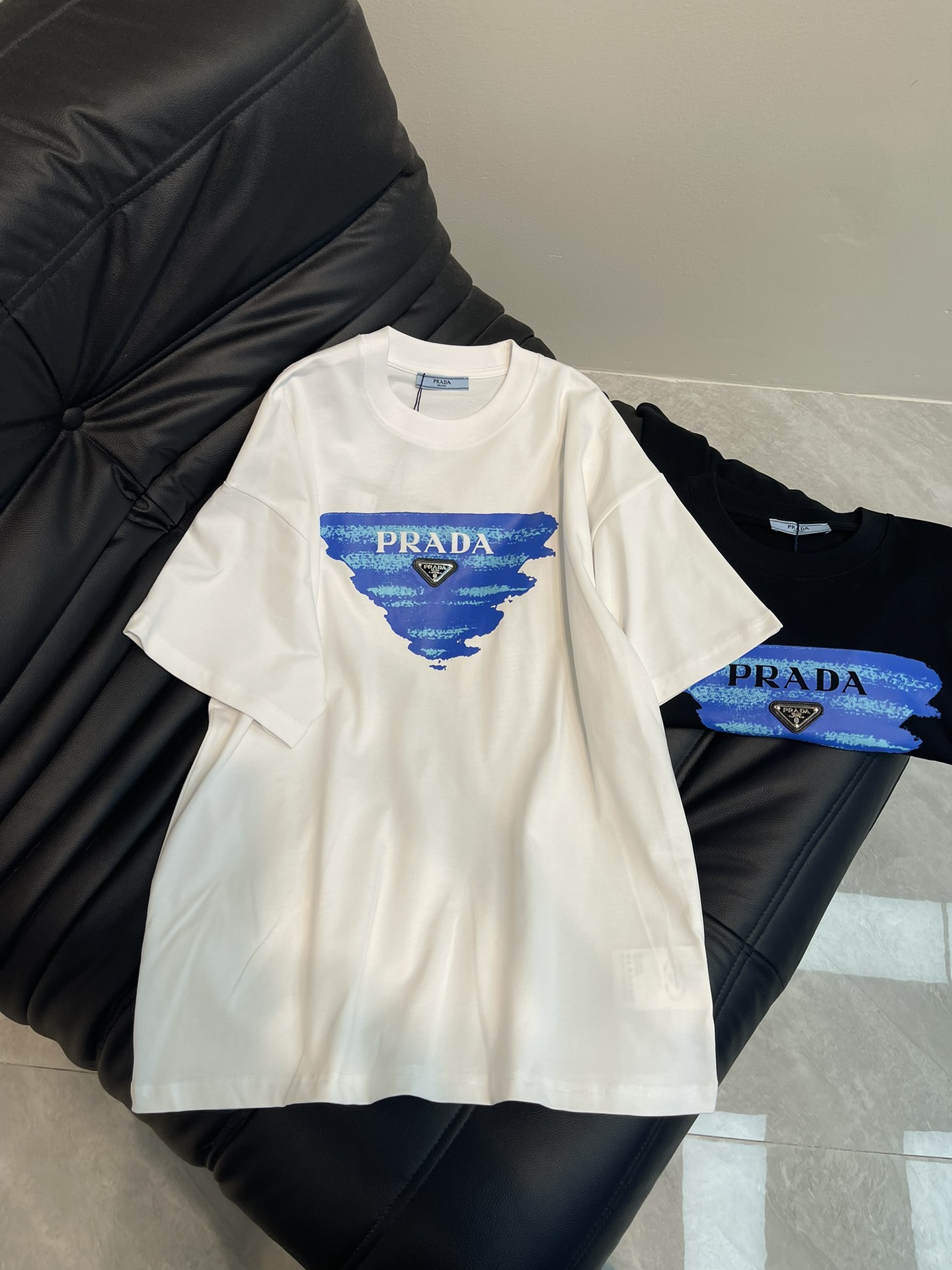 NO:322783,Prad*25 spring and summer new triangle logo logo printed round neck short-sleeved T-shirt. High-weight pure cotton fabric, comfortable and breathable. Iron badge design, top-level elements are fusion to create, no matter the comfort of the upper body, it is incomparable, interpreting your luxury and taste, and creating your fashion charm. XS-L AA,,prada,T-shirt,tees,t-shirt,alexander wang19860909Prad*25春夏新款三角标字母logo印花圆领短袖T恤.高克重纯棉面料 舒适透气.铁牌徽章设计,顶级元素融合打造,无论是上身舒适度都是无可比拟的存在,诠释你的奢华与品位,打造你的时尚风情魅力所在.XS-L AA,,prada,T-shirt,tees，t-shirt,alexander wang,Women's clothing