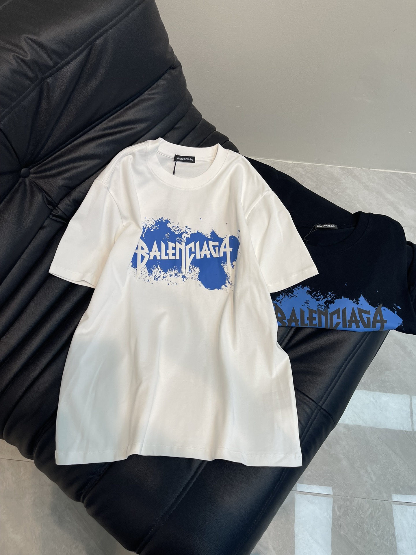 NO:322786,BALENCIAG*25 spring and summer new front and rear letter printed round neck short-sleeved T-shirt. High-weight pure cotton fabric is comfortable and breathable. The top-level elements are fusion to create, and it is unparalleled in both the comfort of the upper body, interpreting your luxury and taste, and creating your fashionable charm. The same style as men and women!  S-XL, balenciaga, T-shirt,tees, t-shirt,alexander wang19860909BALENCIAG*25春夏新款前后字母印花圆领短袖T恤.高克重纯棉面料 舒适透气.顶级元素融合打造,无论是上身舒适度都是无可比拟的存在,诠释你的奢华与品位,打造你的时尚风情魅力所在.男女同款！S-XL,,balenciaga,T-shirt,tees，t-shirt,alexander wang,Women's clothing