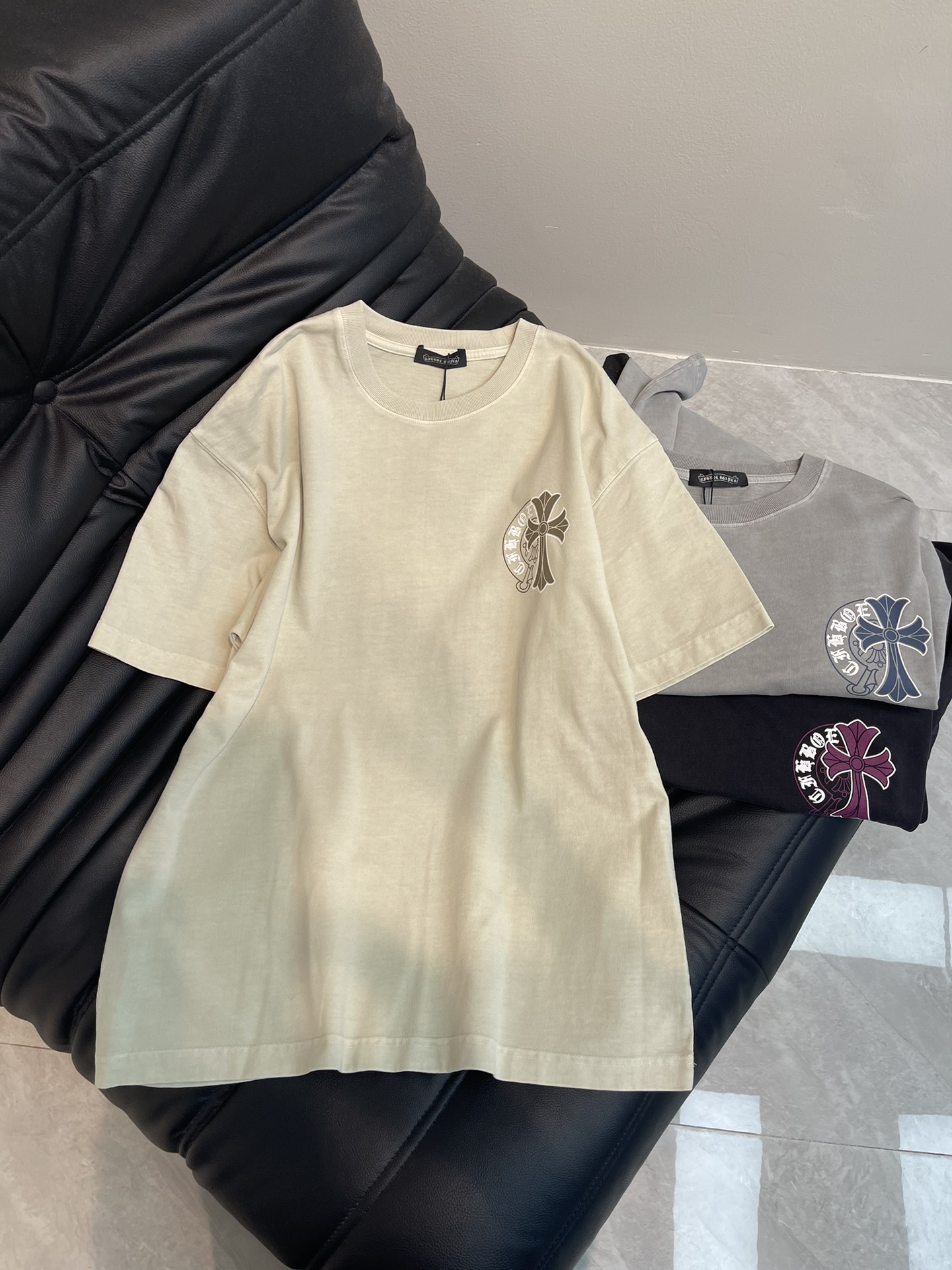 NO:322789,Chrome Heart* 25 Spring and Summer New Sanskrit Cross-print Short-sleeved T-shirt. The wash fabric has a unique design, integrating the brand's fashion elements, and the cross-sections show the beauty of art. The pattern combines retro and mysterious elements, making people feel a unique artistic charm and cultural heritage. This T-shirt can make you the focus, easily control various styles, and show your personality. S-XL, chrome hearts, chrome hearts, T-shirt, tees, t-shirt, alexander wang19860909Chrome Heart*克罗心25春夏新款梵文十字标印花短袖T恤. 水洗面料,设计独特,融合了品牌的时尚元素,十字交错间尽显艺术之美.图案融合了复古与神秘元素, 让人感受到一种独特的艺术魅力与文化底蕴.这款T恤都能让你成为焦点,轻松驾驭各种风格,展现个性魅力.S-XL,,chrome hearts,chrome hearts,T-shirt,tees，t-shirt,alexander wang,Women's clothing