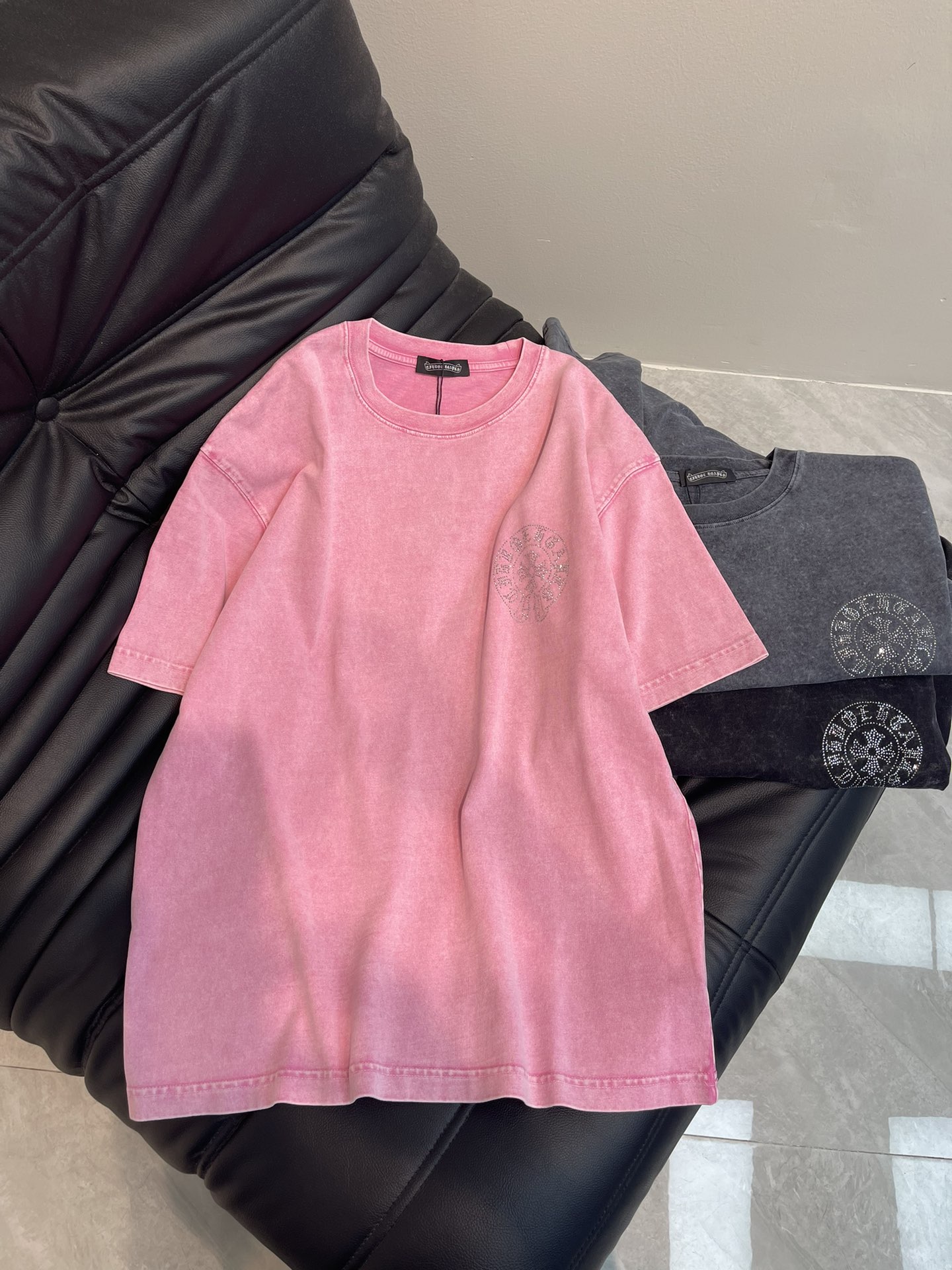 NO:322763,Chrome Heart* 25 spring and summer new ironing cross-label short-sleeved T-shirt. The wash fabric is uniquely designed and combines the brand's fashion elements, presented with exquisite ironing craftsmanship, showing the beauty of art in the cross-section. The pattern combines retro and mysterious elements, making people feel a unique artistic charm and cultural heritage. This T-shirt can make you the focus, easily control various styles, and show your personality charm. The same style as men and women!  S-XL, chrome hearts, chrome hearts, T-shirt, tees, t-shirt, alexander wang19860909Chrome Heart*克罗心25春夏新款烫钻十字标短袖T恤. 水洗面料,设计独特,融合了品牌的时尚元素,以精致的烫钻工艺呈现,十字交错间尽显艺术之美.图案融合了复古与神秘元素, 让人感受到一种独特的艺术魅力与文化底蕴.这款T恤都能让你成为焦点,轻松驾驭各种风格,展现个性魅力.男女同款！S-XL,,chrome hearts,chrome hearts,T-shirt,tees，t-shirt,alexander wang,Women's clothing