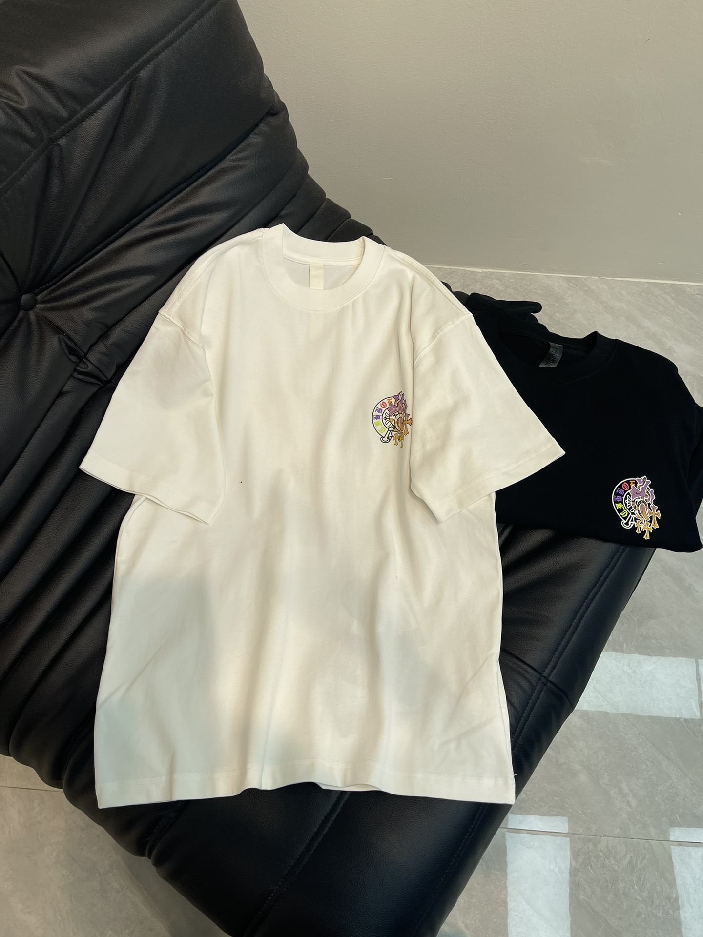 NO:322766,Chrome Heart* 25 Spring and Summer New Sanskrit Cross-print Short-sleeved T-shirt. The wash fabric has a unique design, integrating the brand's fashion elements, and the cross-sections show the beauty of art. The patterns combine retro and mysterious elements, making people feel a unique artistic charm and cultural heritage. This printed T-shirt can make you the focus, easily control various styles, and show your personality charm. The same style as men and women!  S-XL A,,chrome hearts,chrome hearts,T-shirt,tees,t-shirt,alexander wang19860909Chrome Heart*克罗心25春夏新款梵文十字标印花短袖T恤. 水洗面料,设计独特,融合了品牌的时尚元素,十字交错间尽显艺术之美.图案融合了复古与神秘元素, 让人感受到一种独特的艺术魅力与文化底蕴.这款印花T恤都能让你成为焦点,轻松驾驭各种风格,展现个性魅力.男女同款！S-XL A,,chrome hearts,chrome hearts,T-shirt,tees，t-shirt,alexander wang,Women's clothing