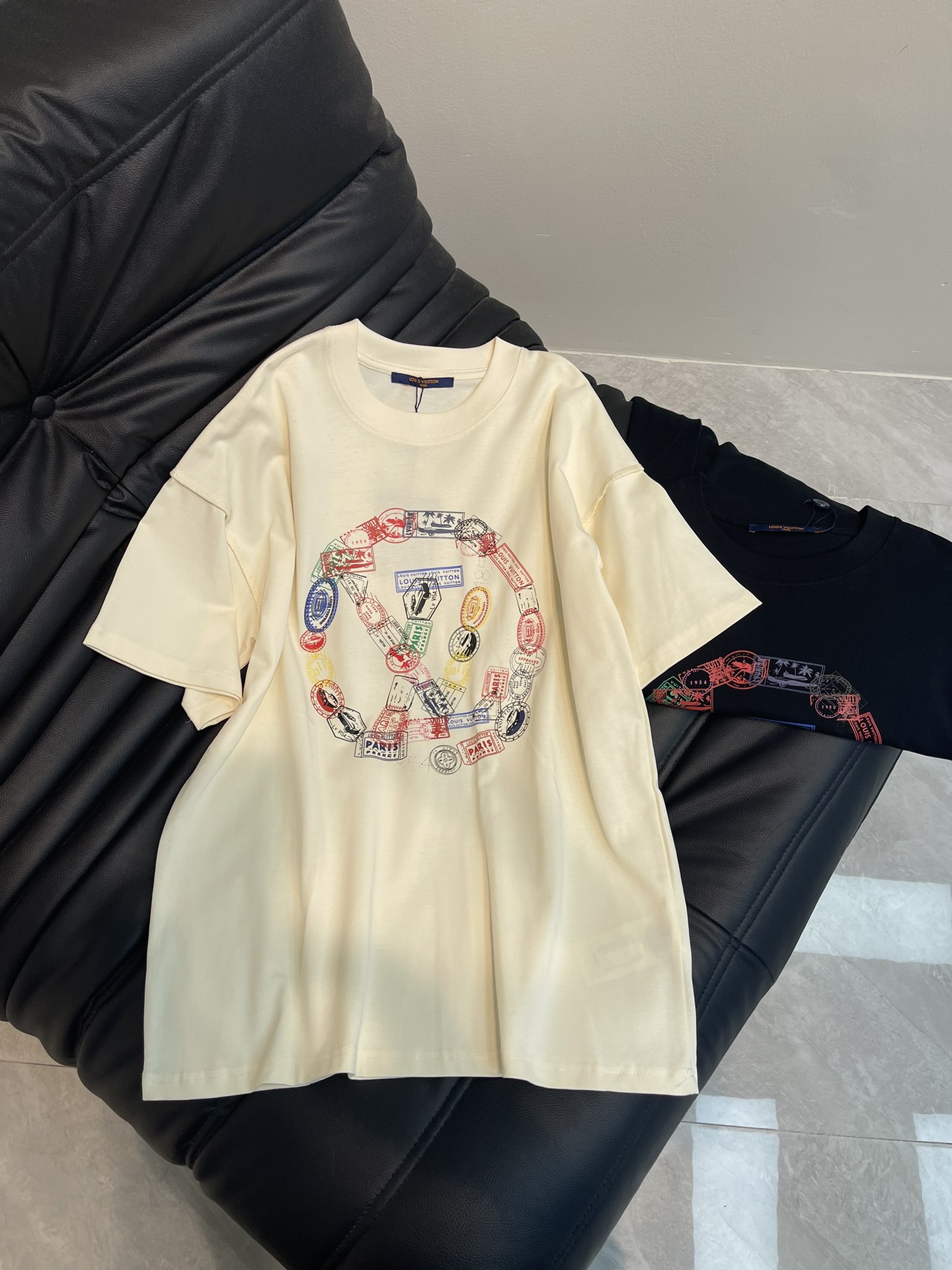 NO:322792,Louis Vuitto*25 Spring and Summer New Iron Chain Letter Round Logo Printed Short-Sleeve T-shirt. High-weight pure cotton fabric is comfortable and breathable. Brand design letters LOGO printed logo, creating top-level elements, no matter the comfort of the upper body, it is incomparable, interpreting your luxury and taste, and creating your fashionable charm. The same style as men and women!  XS-L A, louis vuitton, T-shirt,tees, t-shirt,alexander wang19860909Louis Vuitto*25春夏新款铁链字母圆形logo印花短袖T恤.高克重纯棉面料 舒适透气.品牌设计字母LOGO印花标识,顶级元素融合打造,无论是上身舒适度都是无可比拟的存在,诠释你的奢华与品位,打造你的时尚风情魅力所在.男女同款！XS-L A,,louis vuitton,T-shirt,tees，t-shirt,alexander wang,Women's clothing