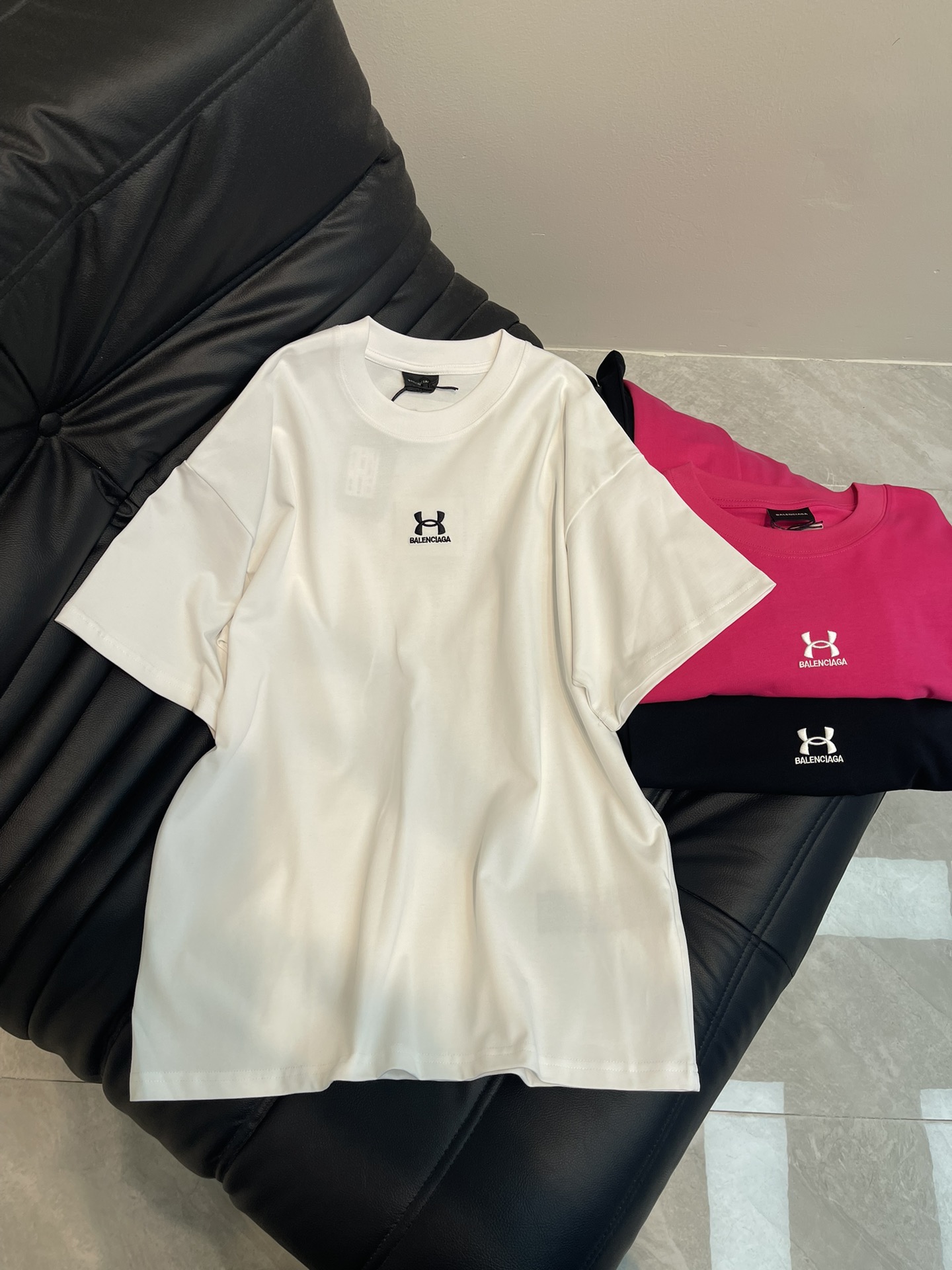 NO:322807,BALENCIAG*25 spring and summer new small letter LOGO embroidered round neck short-sleeved T-shirt. High-weight pure cotton fabric is comfortable and breathable. The brand letter LOGO logo is fusion of top elements. It is incomparable in both the comfort of the upper body, interpreting your luxury and taste, and creating your fashionable charm. The same style as men and women!  XS-L, balenciaga, T-shirt,tees, t-shirt,alexander wang19860909BALENCIAG*25春夏新款小字母LOGO刺绣圆领短袖T恤.高克重纯棉面料 舒适透气.品牌字母LOGO标识,顶级元素融合打造,无论是上身舒适度都是无可比拟的存在,诠释你的奢华与品位,打造你的时尚风情魅力所在.男女同款！XS-L,,balenciaga,T-shirt,tees，t-shirt,alexander wang,Women's clothing