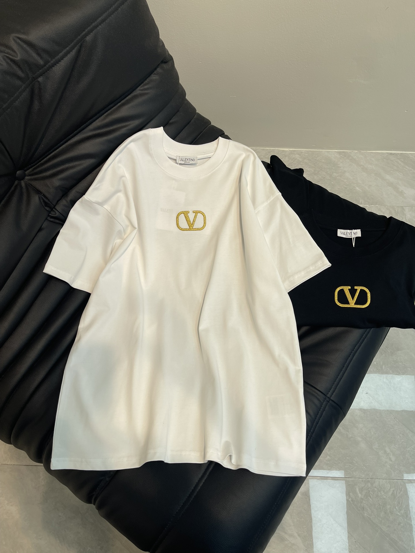 NO:322809,VALENTN*25 spring and summer new simple gold thread embroidered short-sleeved T-shirt. High-heavy pure cotton fabric is comfortable and breathable. Brand embroidered LOGO logo, fusion of top elements, it is incomparable in both the comfort of the upper body, interpreting your luxury and taste, and creating your fashionable charm. The same style as men and women!  XS-L, valentino, T-shirt,tees, t-shirt,alexander wang19860909VALENTN*25春夏新款简约金线刺绣短袖T恤.高克重纯棉面料 舒适透气.品牌刺绣LOGO标识,顶级元素融合打造,无论是上身舒适度都是无可比拟的存在,诠释你的奢华与品位,打造你的时尚风情魅力所在.男女同款！XS-L,,valentino,T-shirt,tees，t-shirt,alexander wang,Women's clothing