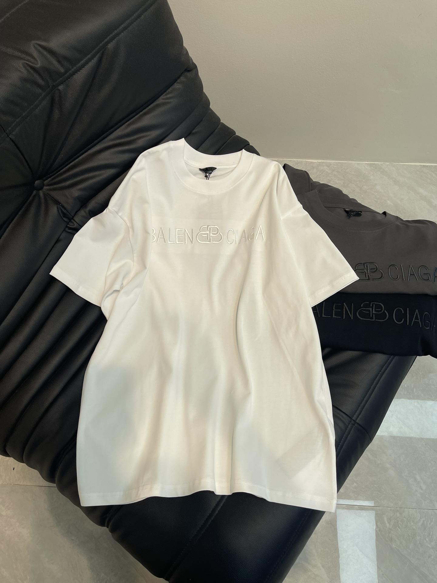 NO:322796,BALENCIAG*25 spring and summer new arrangement letter logo lock embroidered round neck short-sleeved T-shirt. High-heavy pure cotton fabric is comfortable and breathable. Brand letter LOGO embroidery logo, top-level elements are fusion to create, no matter the comfort of the upper body, it is incomparable, interpreting your luxury and taste, and creating your fashionable charm. The same style as men and women!  XS-L A,,balenciaga,T-shirt,tees,t-shirt,alexander wang19860909BALENCIAG*25春夏新款排列字母logo锁扣刺绣圆领短袖T恤.高克重纯棉面料 舒适透气.品牌字母LOGO刺绣标识,顶级元素融合打造,无论是上身舒适度都是无可比拟的存在,诠释你的奢华与品位,打造你的时尚风情魅力所在.男女同款！XS-L A,,balenciaga,T-shirt,tees，t-shirt,alexander wang,Women's clothing