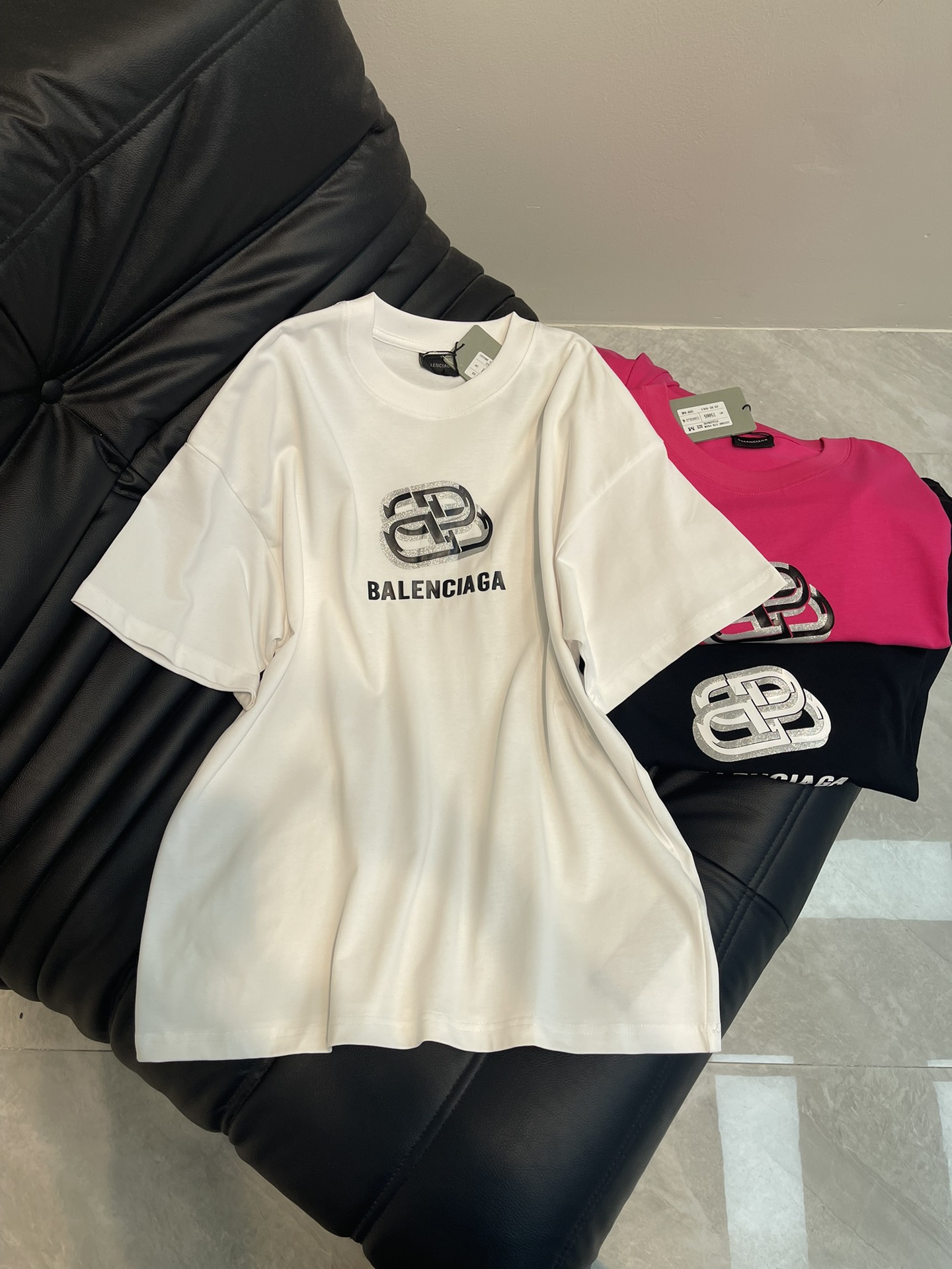 NO:322794,BALENCIAG*25 Spring and Summer New Brand Lock Letter Logo Print Round Neck Short Sleeve T-shirt. High-weight pure cotton fabric is comfortable and breathable. Brand Letter Logo Print Design Logo, fusion of top elements, creating incomparable comfort, whether it is the upper body comfort, interpreting your luxury and taste, and creating your fashionable charm. The same style as men and women!  XS-L, balenciaga, T-shirt,tees, t-shirt,alexander wang19860909BALENCIAG*25春夏新款品牌锁扣字母logo印花圆领短袖T恤.高克重纯棉面料 舒适透气.品牌字母LOGO印花设计标识,顶级元素融合打造,无论是上身舒适度都是无可比拟的存在,诠释你的奢华与品位,打造你的时尚风情魅力所在.男女同款！XS-L,,balenciaga,T-shirt,tees，t-shirt,alexander wang,Women's clothing