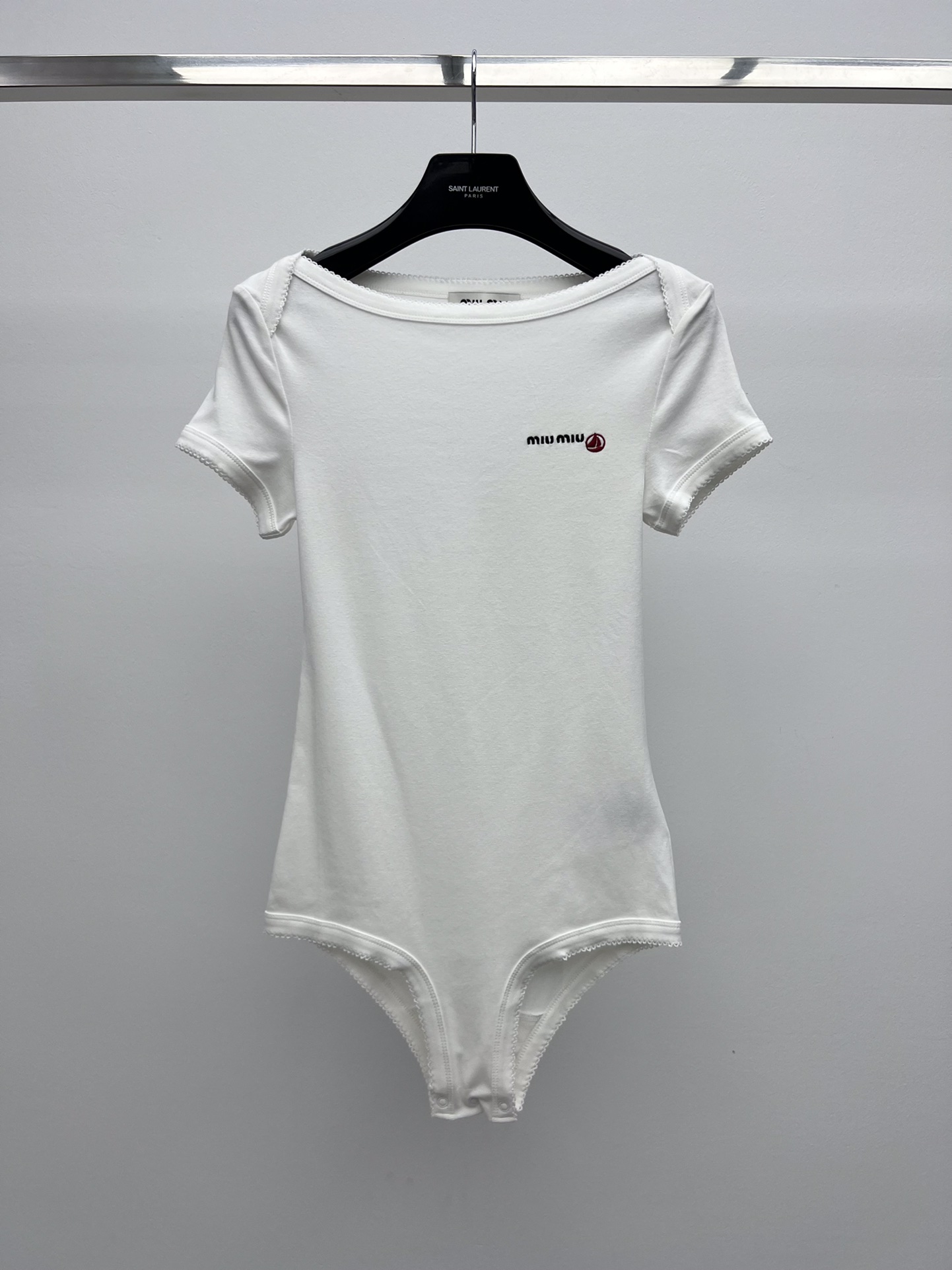 𝗠𝗜𝗨𝗠𝗜*小帆船花边连体衣
Petit Bateau X Miu Miu合作款
从简单而纯真的童装设计