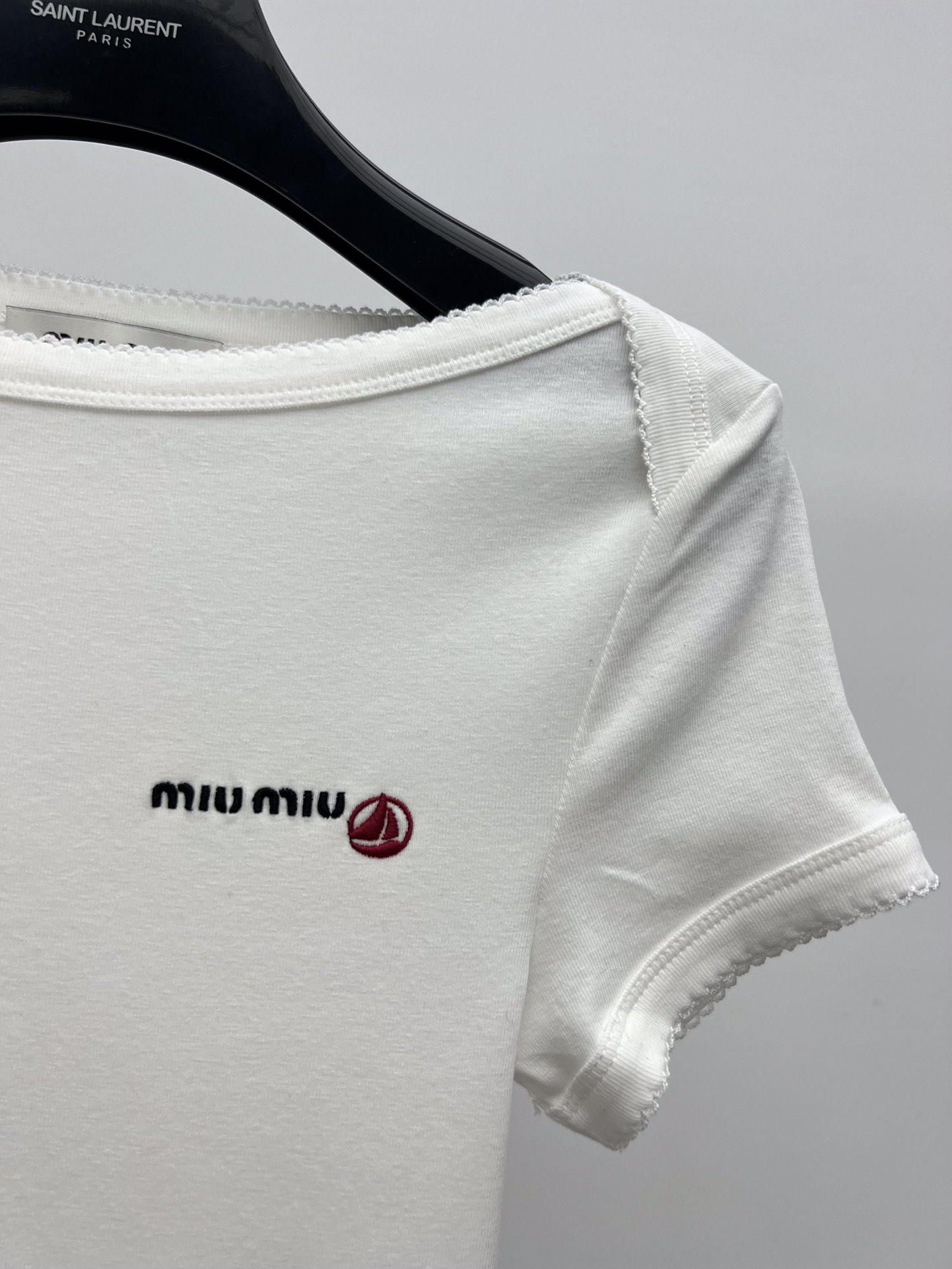 𝗠𝗜𝗨𝗠𝗜*小帆船花边连体衣
Petit Bateau X Miu Miu合作款
从简单而纯真的童装设计