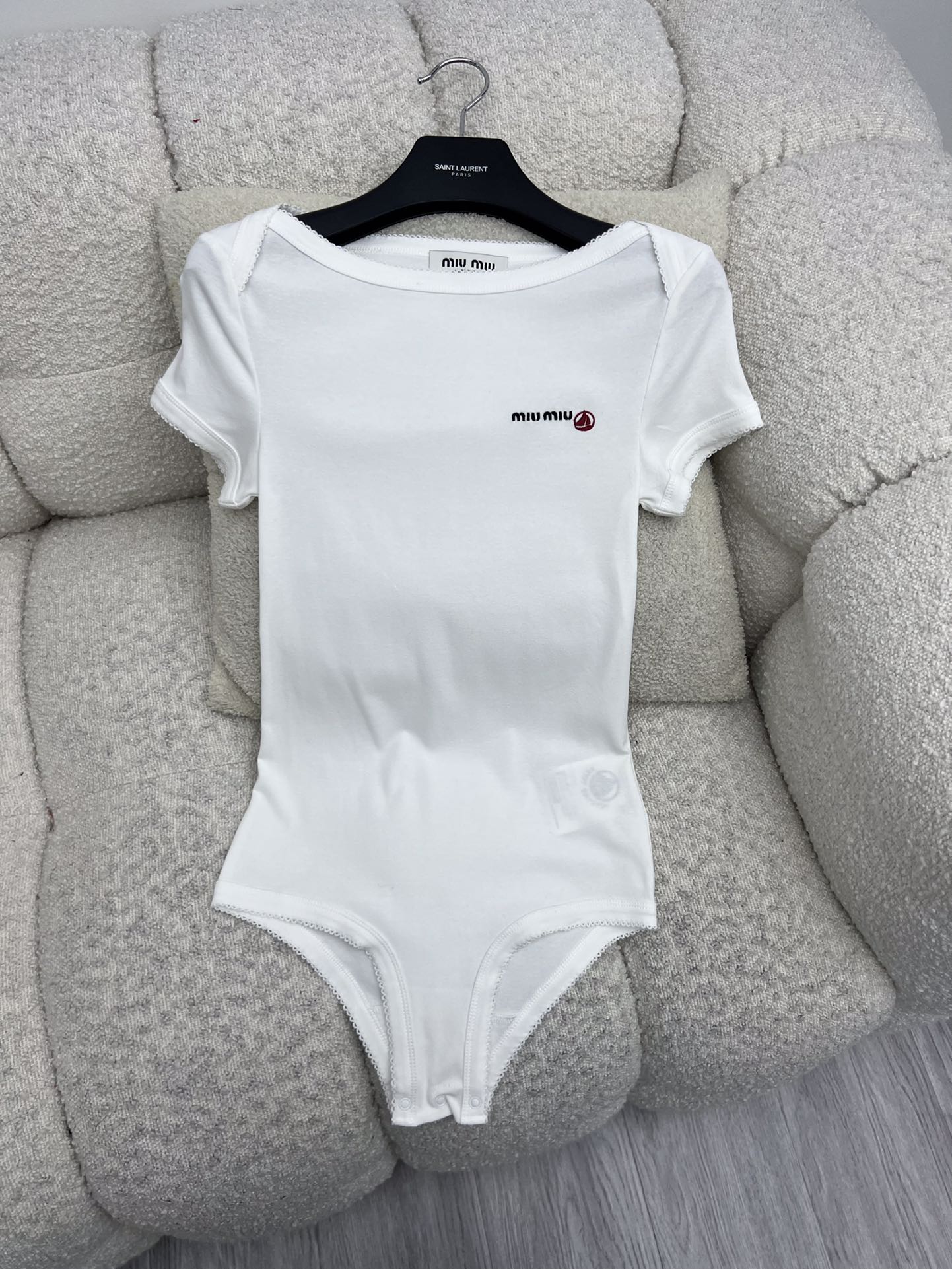𝗠𝗜𝗨𝗠𝗜*小帆船花边连体衣
Petit Bateau X Miu Miu合作款
从简单而纯真的童装设计