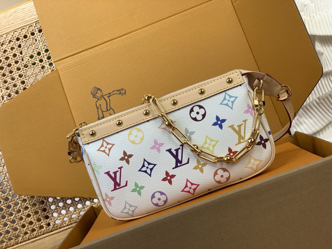 LV x TM Pochette Accessoires麻将包 白三彩\n村上隆\nPochette Accessoires 手袋取材涂层帆布，以缤纷 Monogram 图案演绎路易威登 x 村上隆跨界合作系列的灵动格调。牛皮革饰边和耀目金属件点睛考究细节，可拆卸肩带和链条实现灵活背携。\n\n尺寸： x  x 厘米