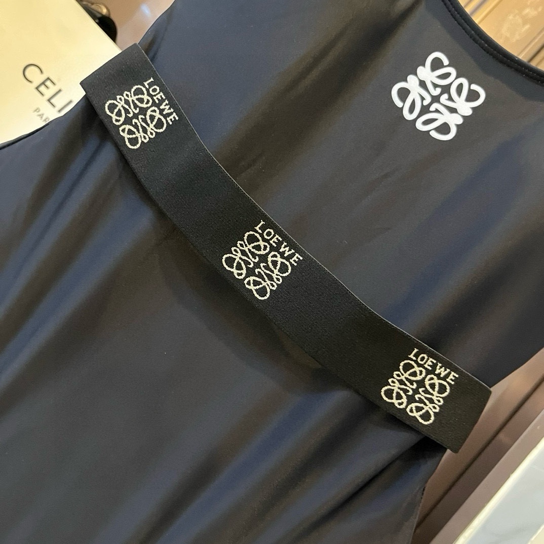 。
Ｌｏｅｗｅ罗意威最新款沙滩系列连体式泳衣 ，公主风连体泳衣👙强烈推荐！
实物非常高级，泳衣外穿太🉑️