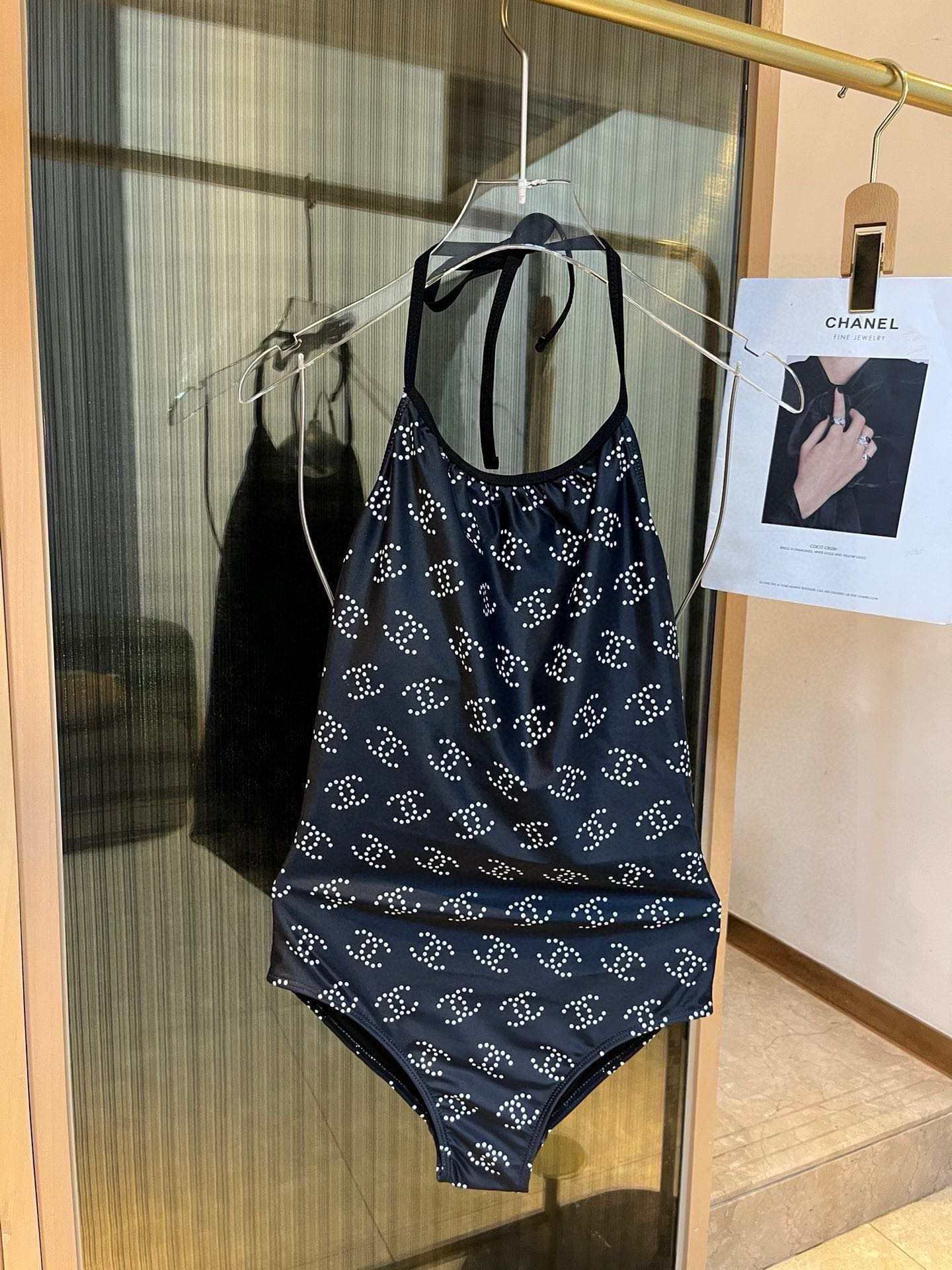 。

Chanel香奈儿泳衣，小心机设计，特显S型身材去，沙滩 🏖️必备。S ML