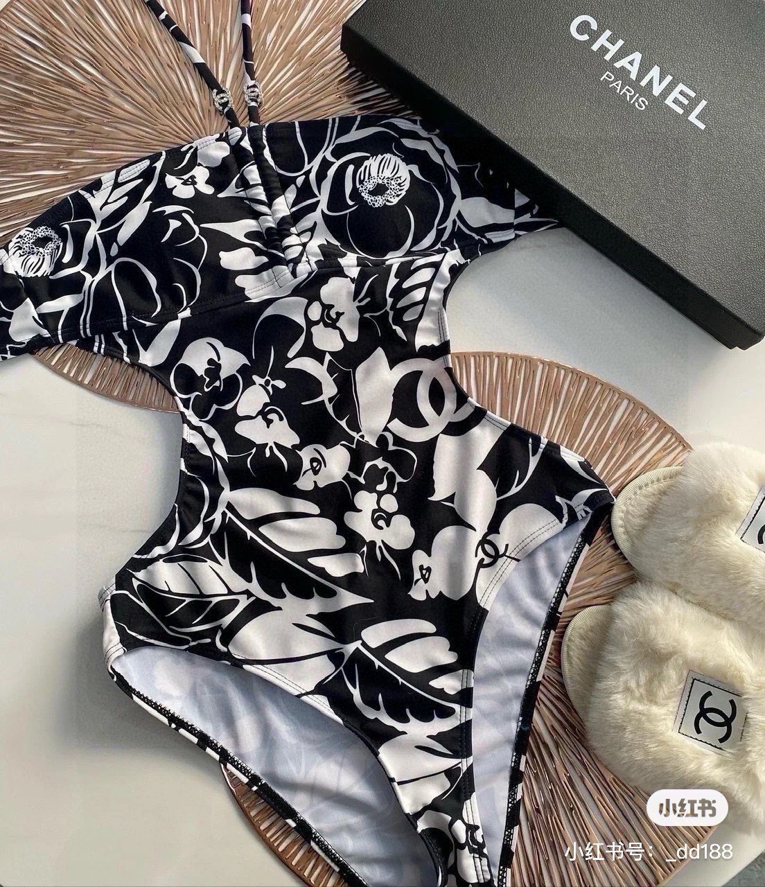 。

Chanel香奈儿泳衣，小心机设计，特显S型身材去，沙滩 🏖️必备。S ML XL